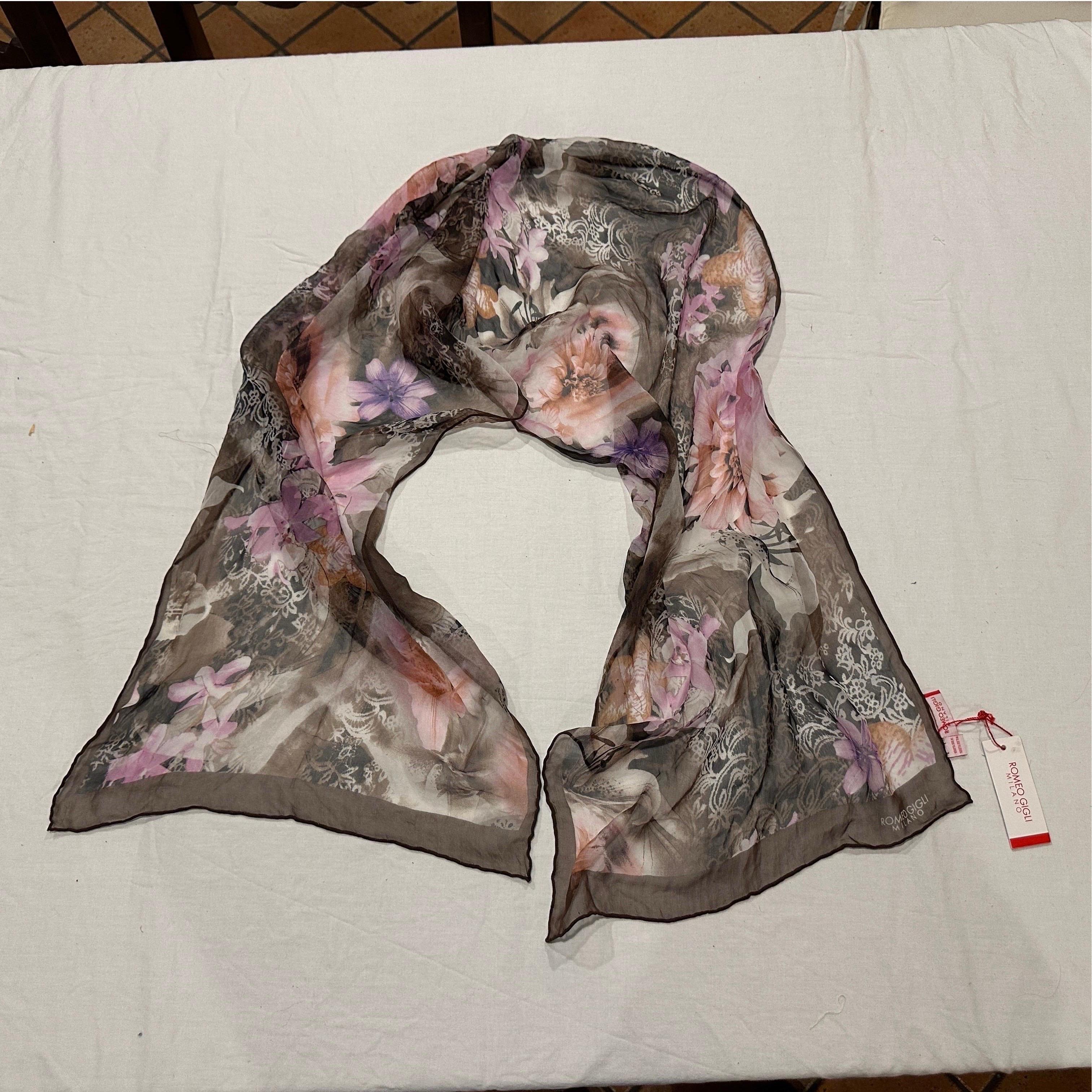 Questa sciarpa è del designer Romeo Gigli, Milano. Le sue condizioni sono incontaminate: è nuovo di zecca con i cartellini originali ancora attaccati, come si vede chiaramente nelle fotografie. Il materiale è 100% pura seta (100% Seta), che