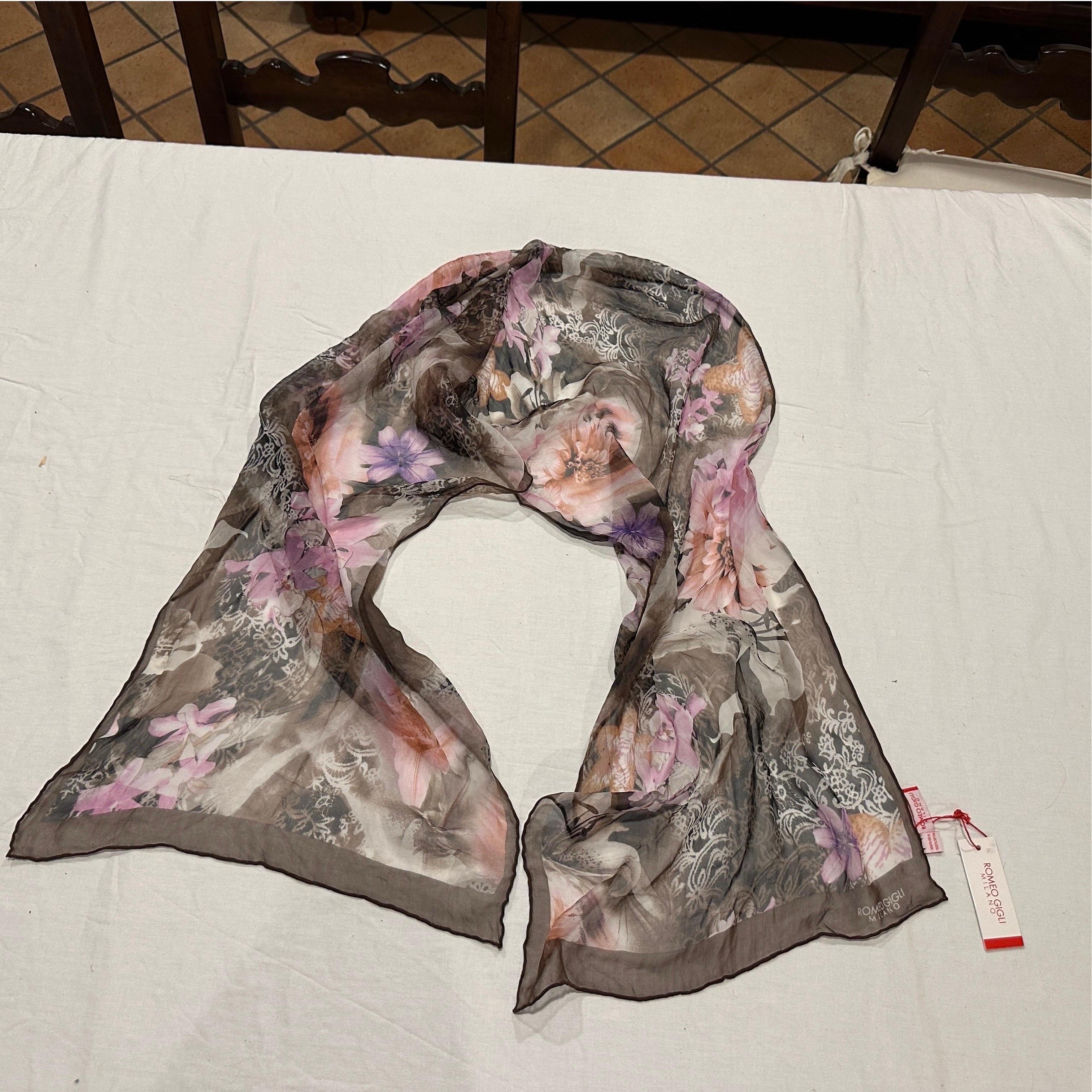 Sciarpa di seta a fiori del XXI secolo mai indossata di Romeo Gigli in vendita 2