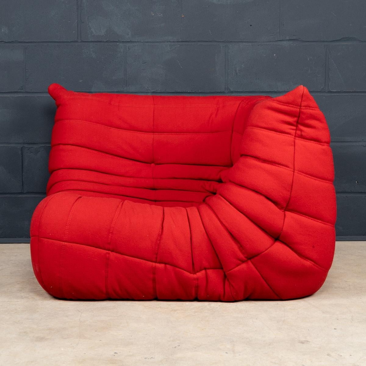 Français Canapé d'angle rouge Togo du 21e siècle par Michel Ducaroy pour Ligne Roset France en vente