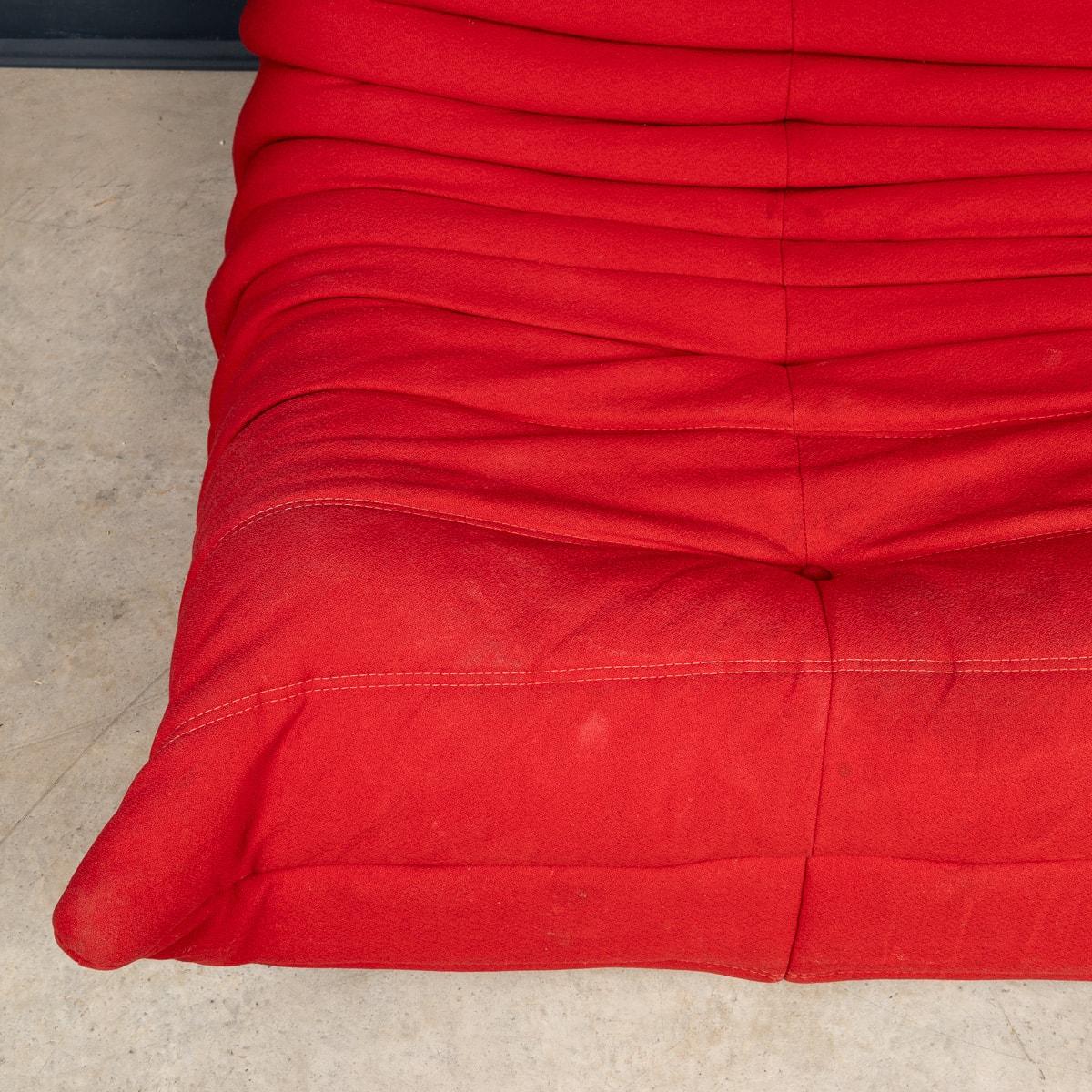 Un canapé Togo rouge à deux mers du 21e siècle par Michel Ducaroy pour Ligne Roset en vente 5