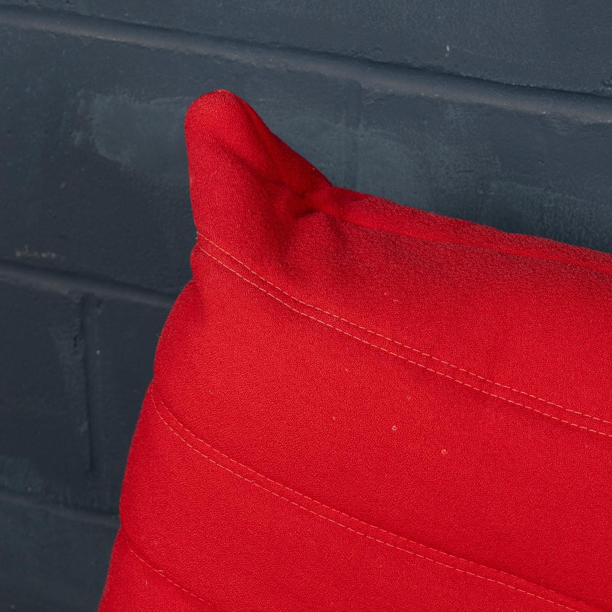 Un canapé Togo rouge à deux mers du 21e siècle par Michel Ducaroy pour Ligne Roset en vente 8