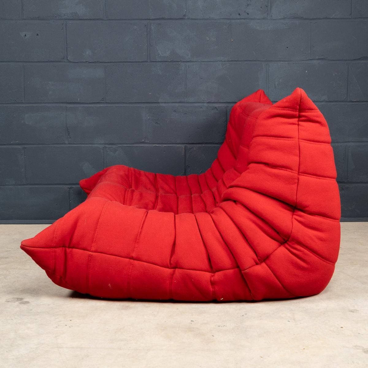 Autre Un canapé Togo rouge à deux mers du 21e siècle par Michel Ducaroy pour Ligne Roset en vente