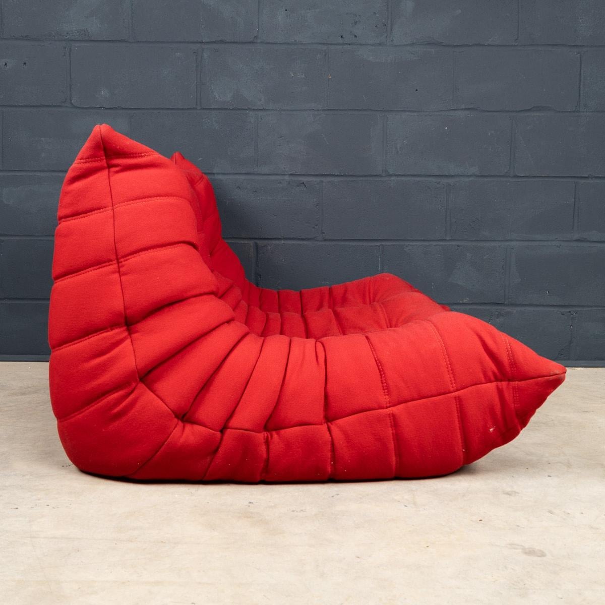 Un canapé Togo rouge à deux mers du 21e siècle par Michel Ducaroy pour Ligne Roset Bon état - En vente à Royal Tunbridge Wells, Kent