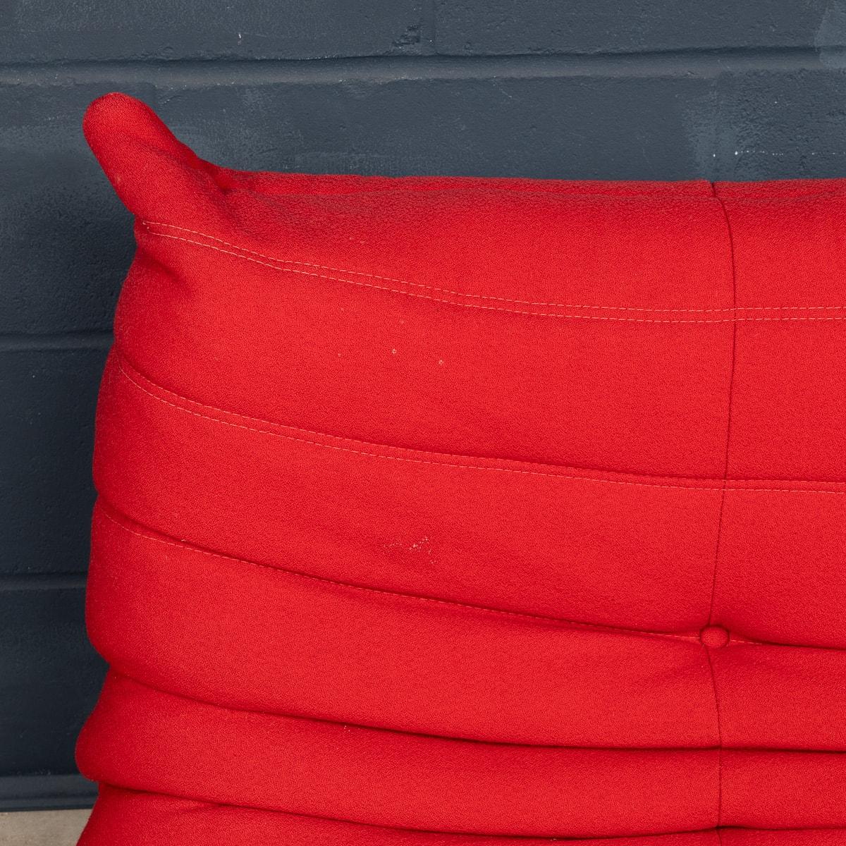 Tissu Un canapé Togo rouge à deux mers du 21e siècle par Michel Ducaroy pour Ligne Roset en vente