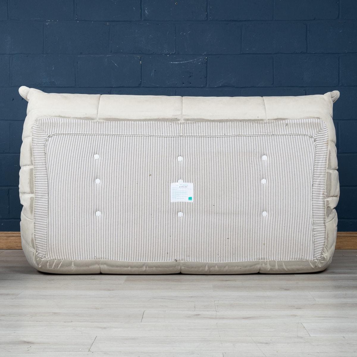 XXIe siècle et contemporain Canapé Togo du 21e siècle crème à trois places par Michel Ducaroy pour Ligne Roset, France en vente