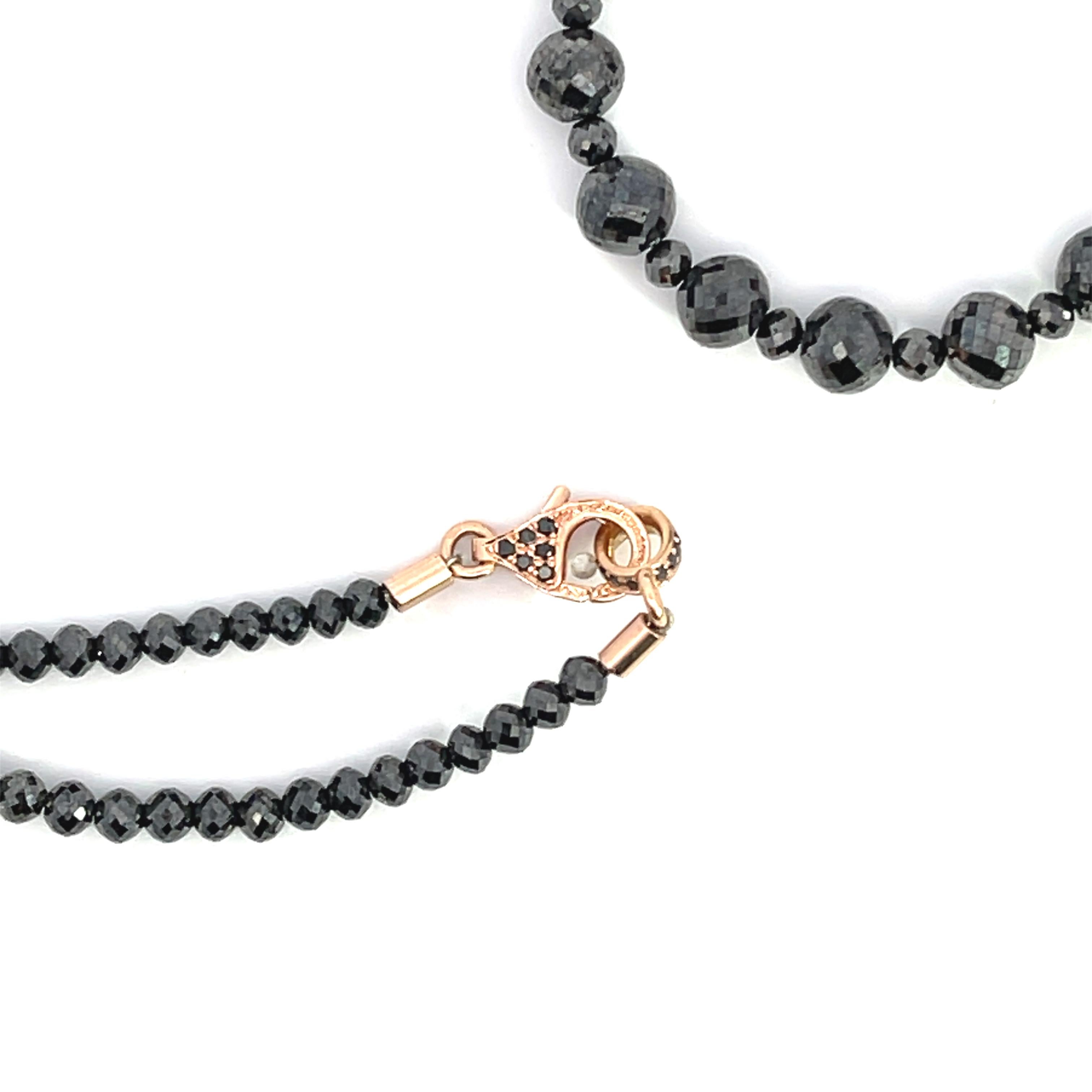 Perle Un brin de diamants noirs alternés de 22 pouces avec un fermoir en or rose 18 carats en vente