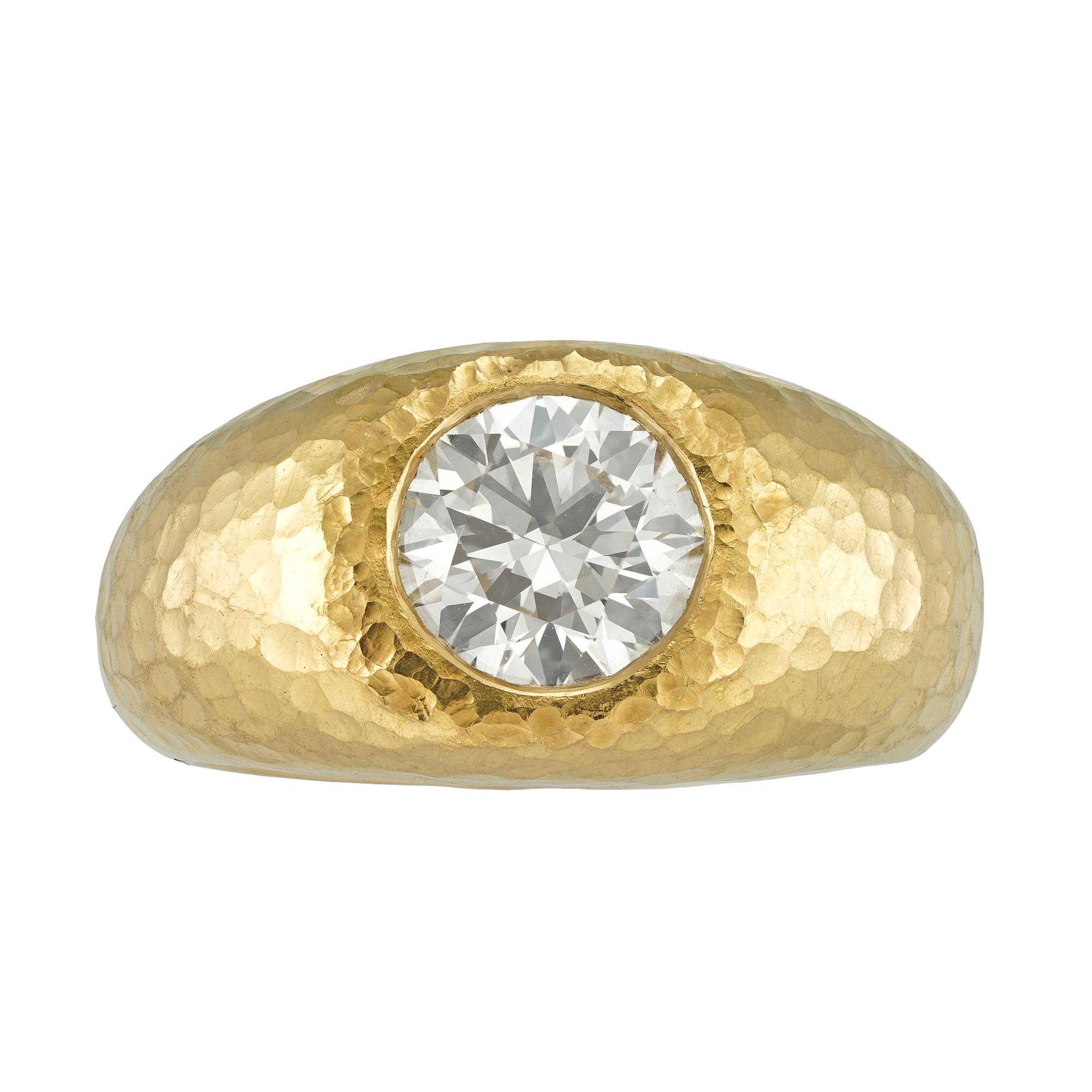 Brilliant Cut A 22ct gold diamond ring For Sale