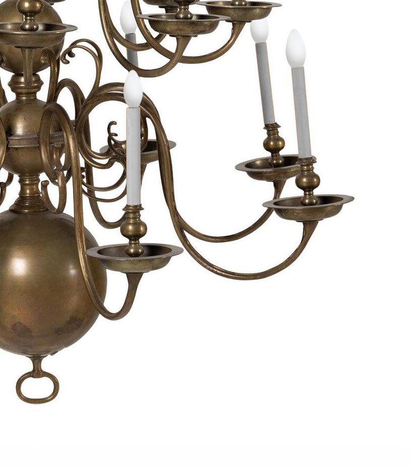 Barocco Un lampadario in ottone a 24 luci con diametro di 48 pollici in stile barocco olandese a 3 livelli in vendita