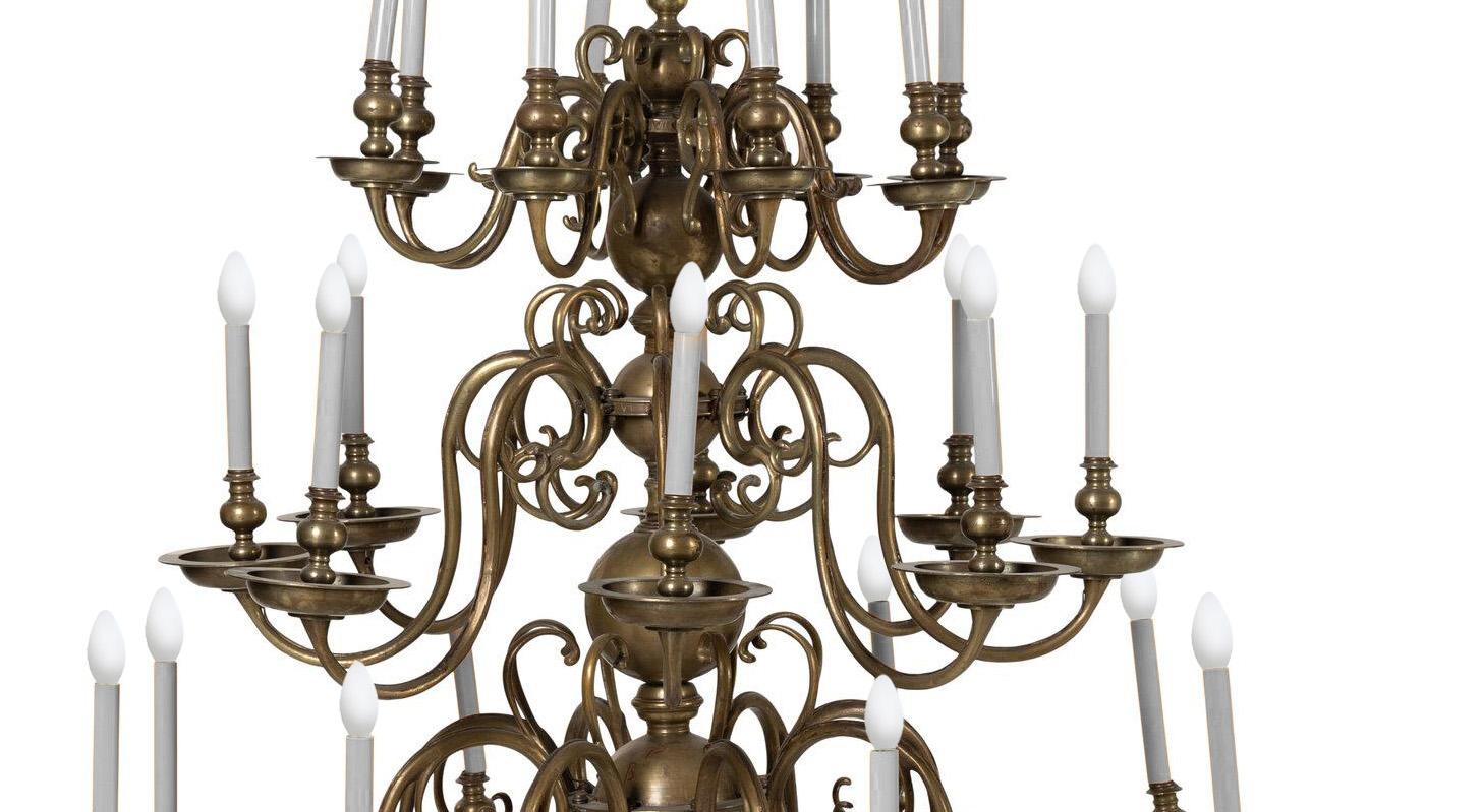 Danese Un lampadario in ottone a 24 luci con diametro di 48 pollici in stile barocco olandese a 3 livelli in vendita