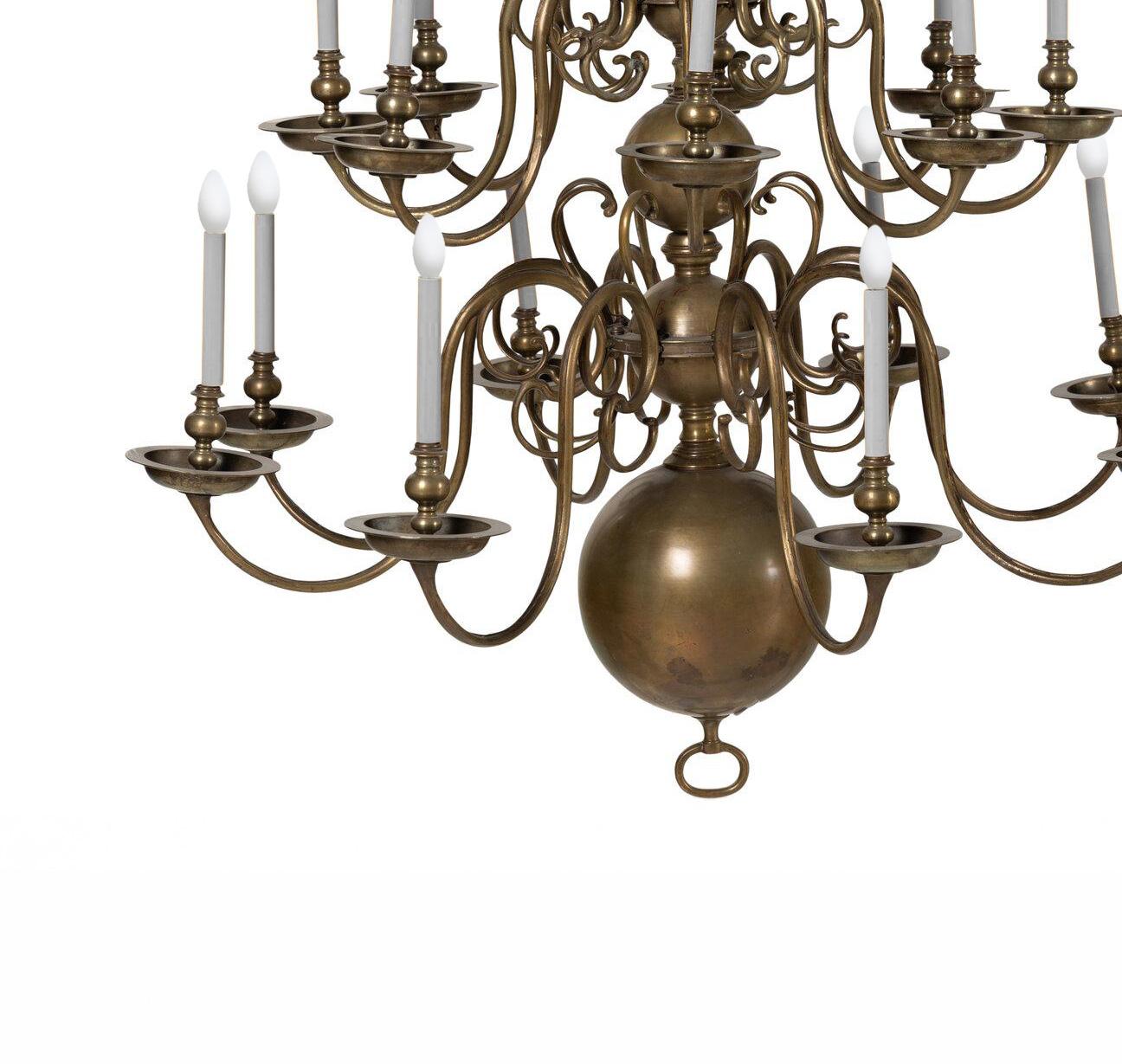 Un lampadario in ottone a 24 luci con diametro di 48 pollici in stile barocco olandese a 3 livelli In condizioni buone in vendita a New York, NY