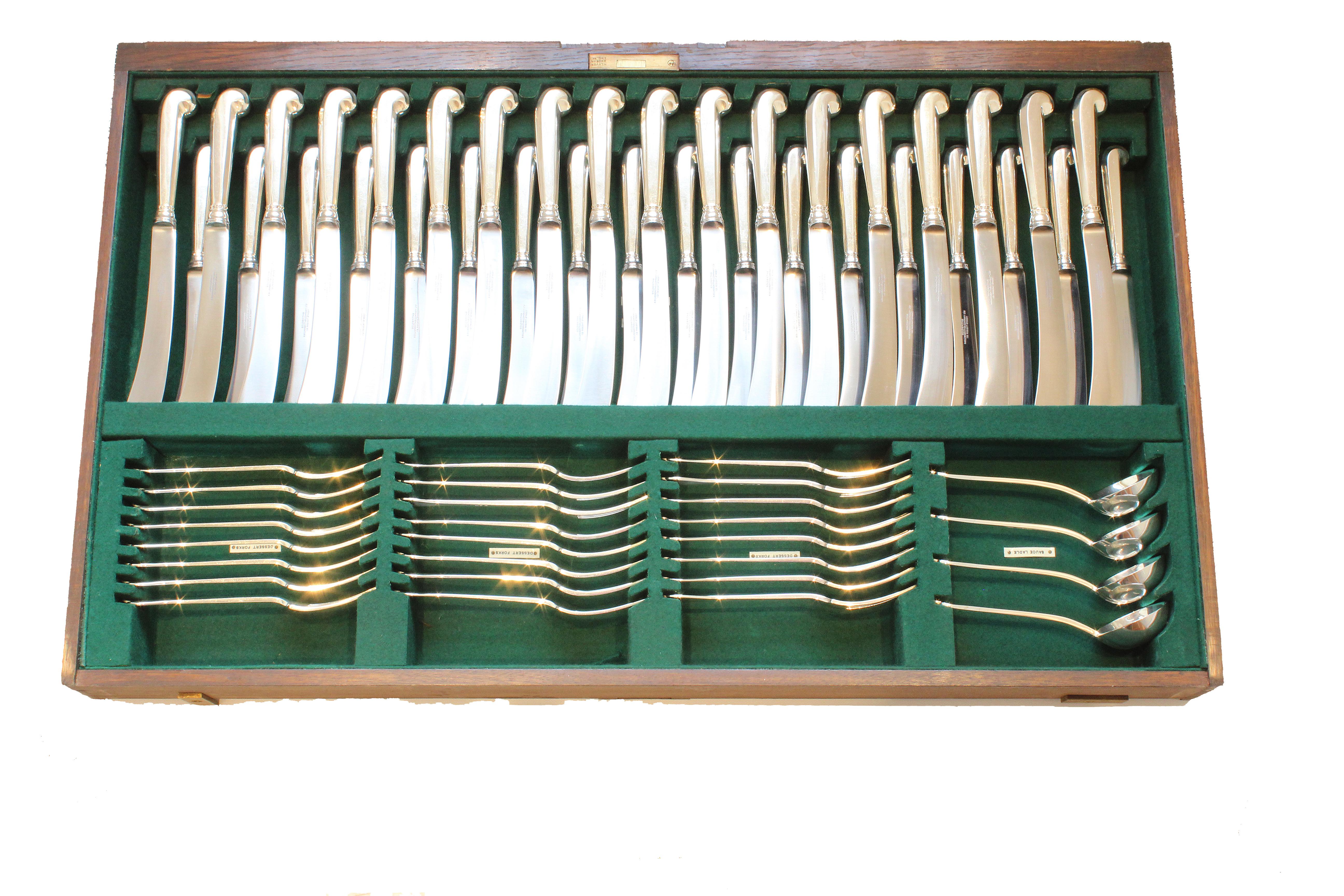 255-Piece Canteen of Silver Trefid Pattern Flatware for 36 Garrards of London In Good Condition For Sale In Windsor Forest, Berkshire