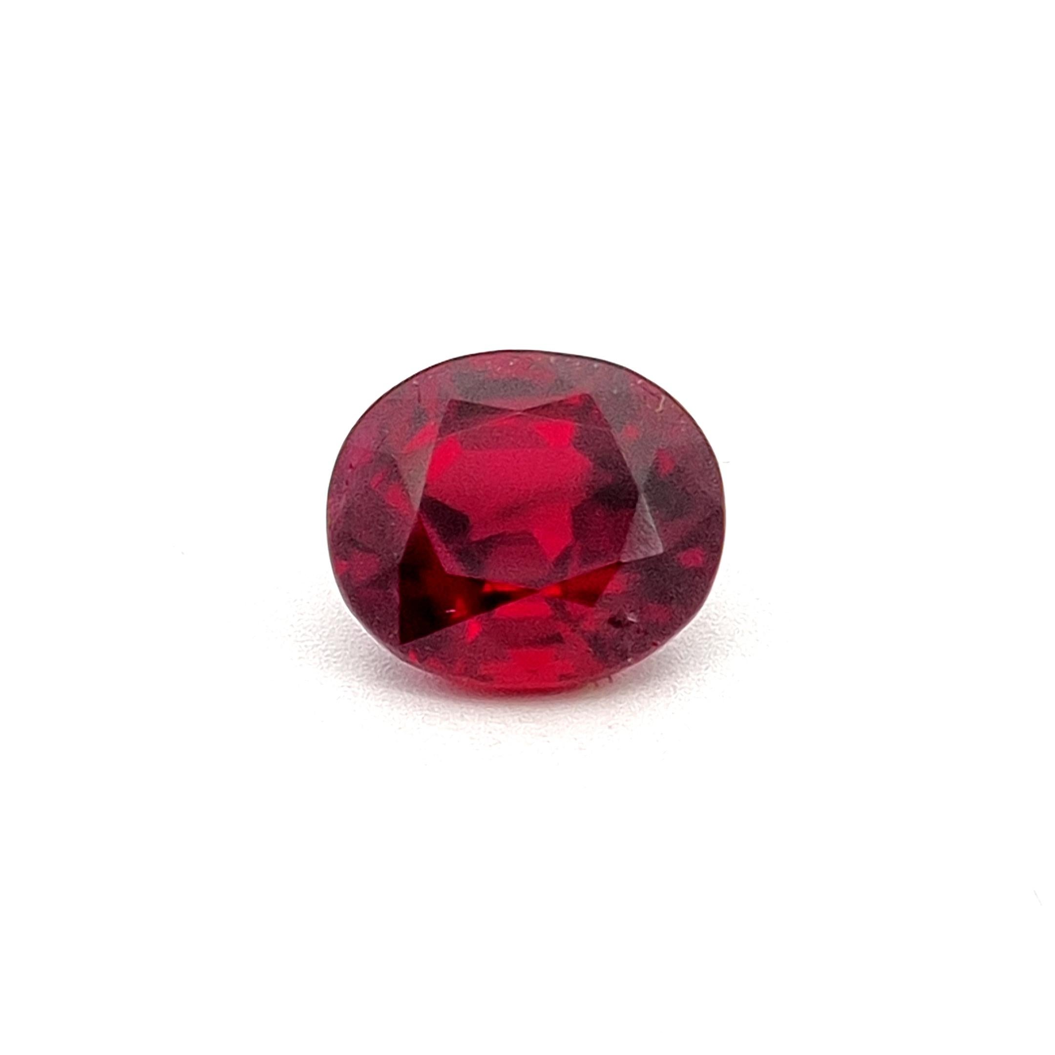Ein Ring mit Taubenblut, birmanischem Rubin und Diamanten.

Im Mittelpunkt steht ein ovaler, nicht erhitzter burmesischer Rubin von 2,79 Karat, der von der GRS als 'Pigeons Blood' Red zertifiziert wurde. 

Ein Ring aus 18 Karat Weißgold, mit einer