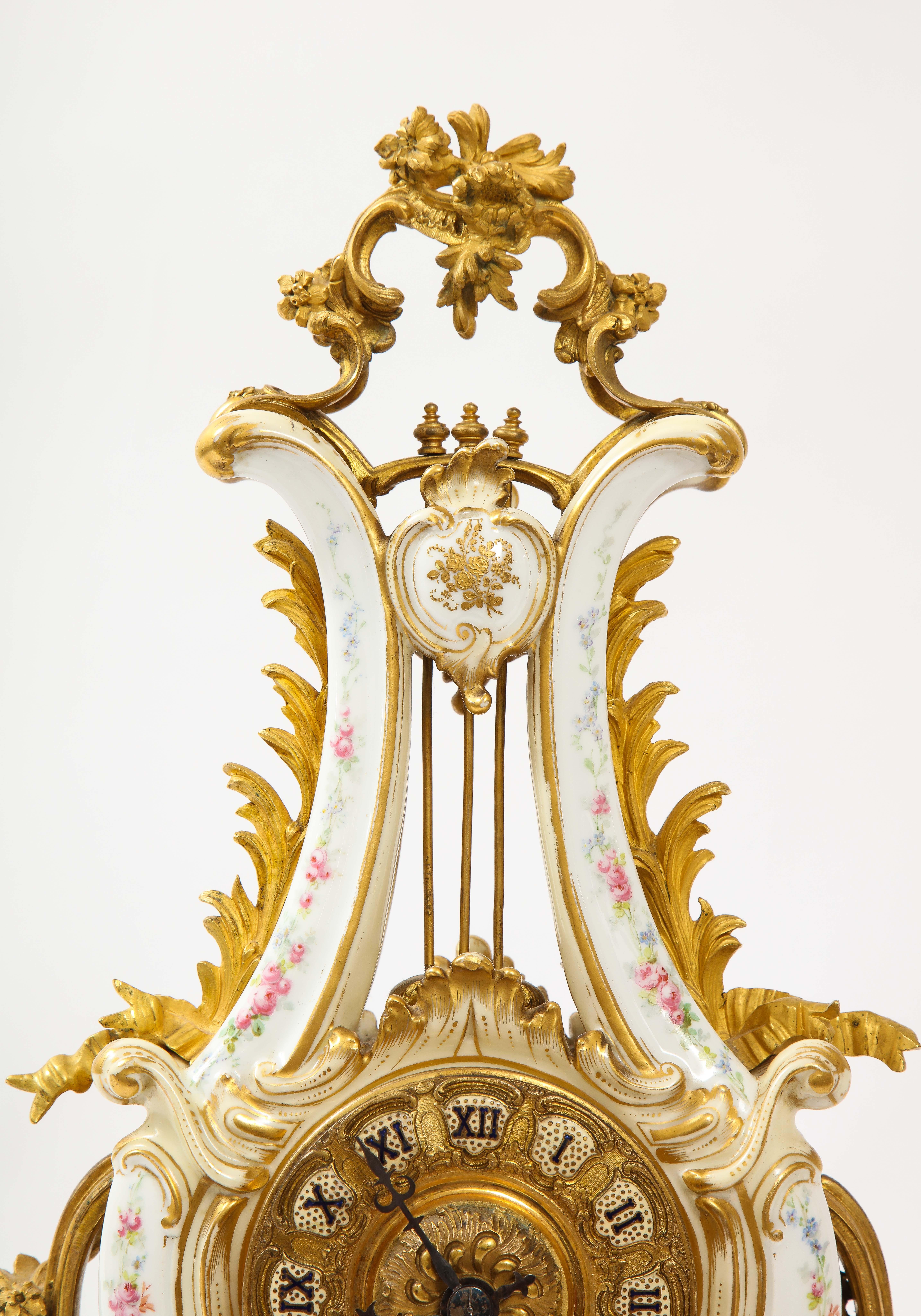 3 pièces en porcelaine de Sèvres et bronze doré Mnt. Garniture d'horloge et de candélabre en vente 5