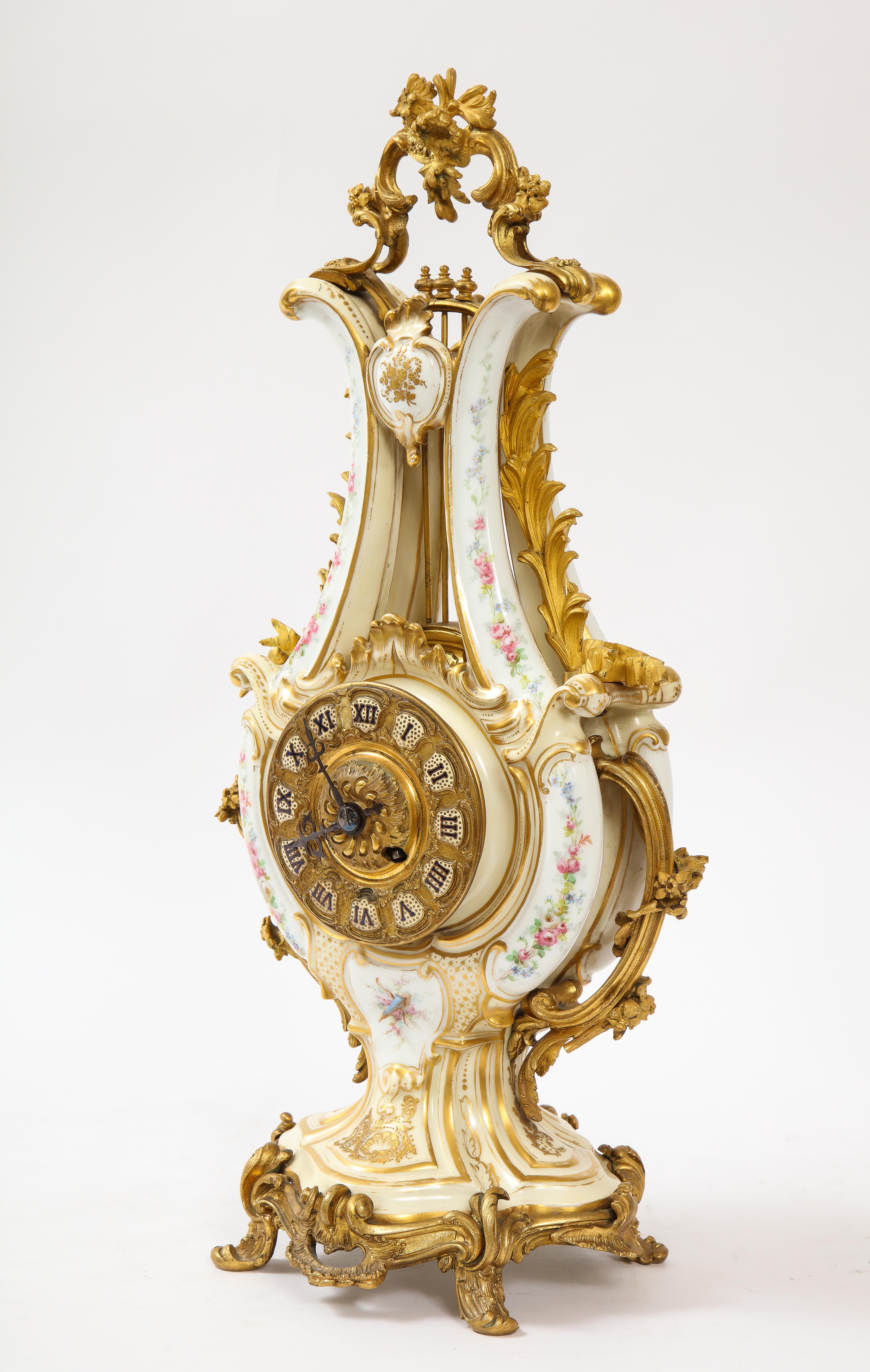 3-teiliges Sevres-Porzellan und Dore-Bronze Mnt. Uhren- und Kandelaber-Garnituren (Vergoldet) im Angebot