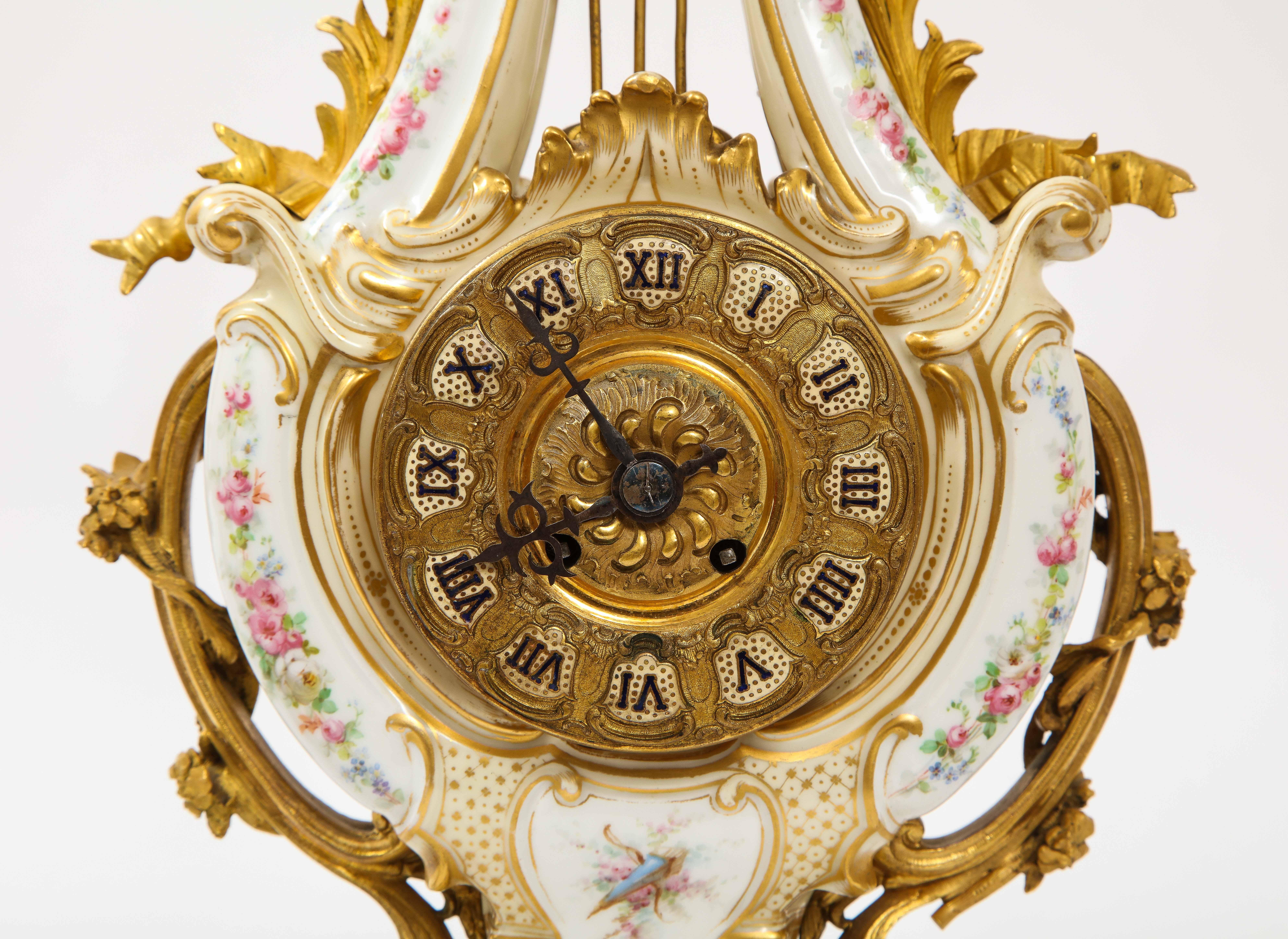 3 pièces en porcelaine de Sèvres et bronze doré Mnt. Garniture d'horloge et de candélabre Bon état - En vente à New York, NY