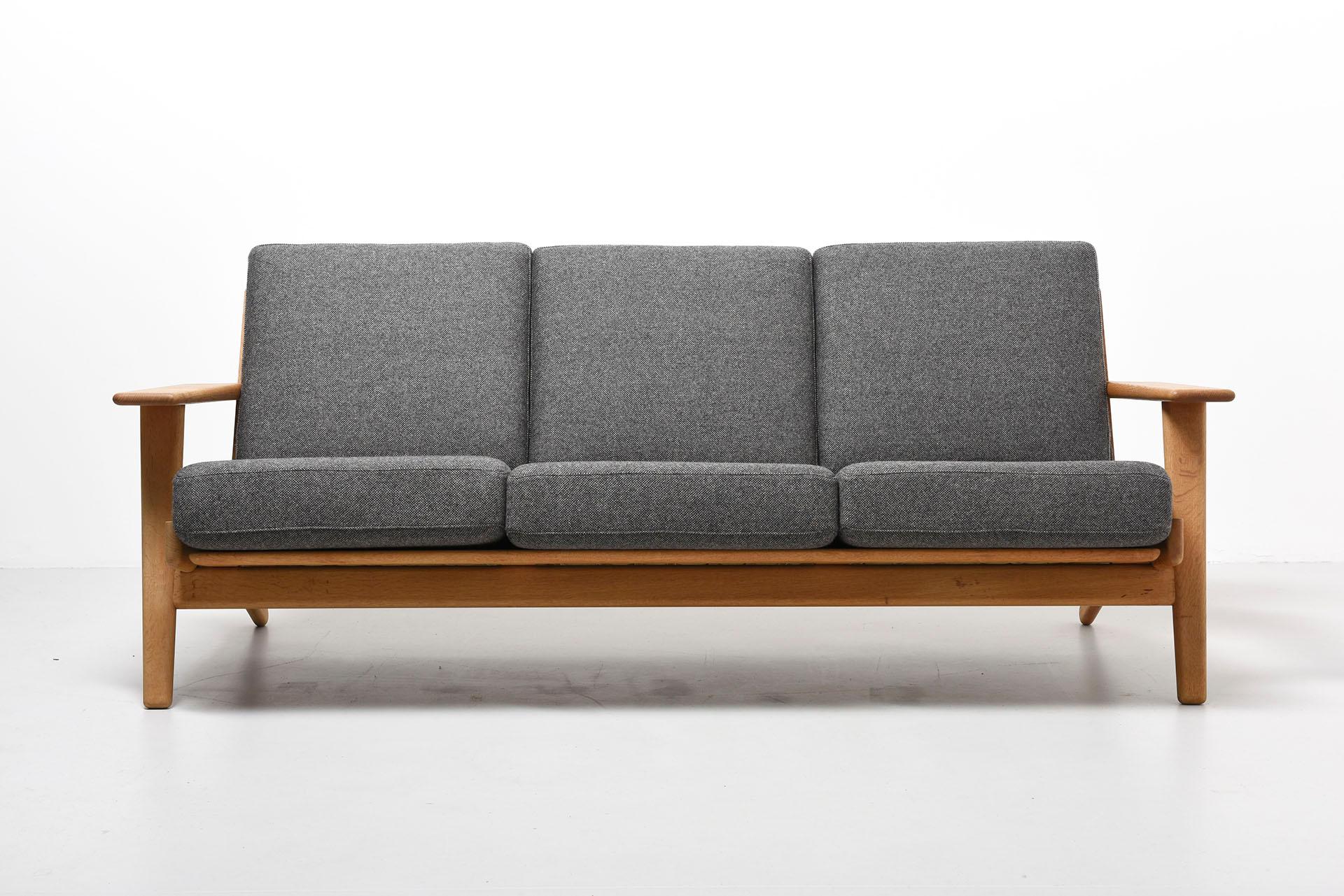 A 3-seat sofa designed by Hans J. Wegner in 1953. Model GE-290, produced by GETAMA in Denmark.
Solid oak frame with new cushions upholstered in soft wool felt.