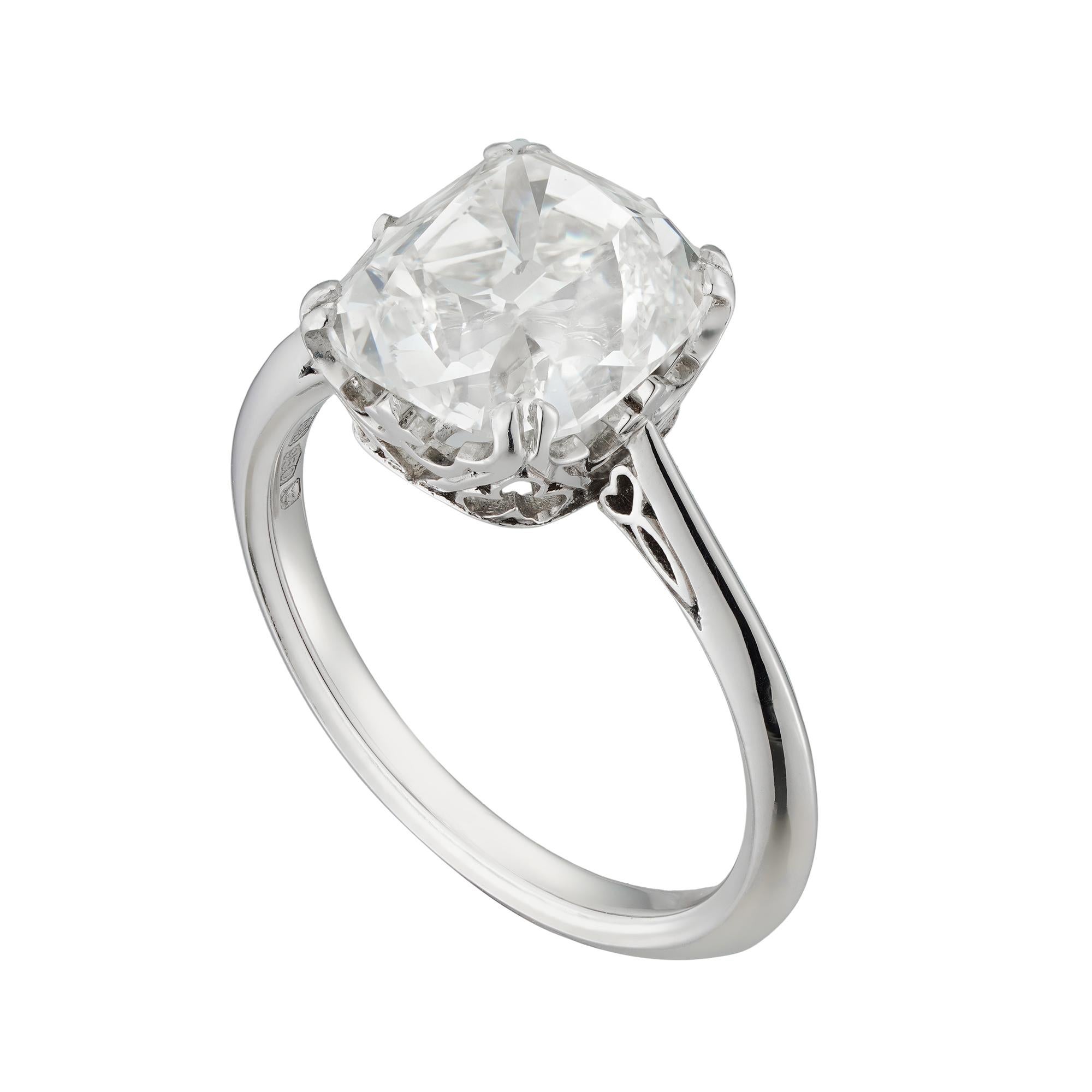 Anello con diamante tagliato da vecchia miniera di 3,90 carati, il diamante pesa 3,90 carati ed è accompagnato da un rapporto GIA che attesta il colore L e la purezza VS1, incastonato a quattro griffe su una montatura in platino fatta a mano dal