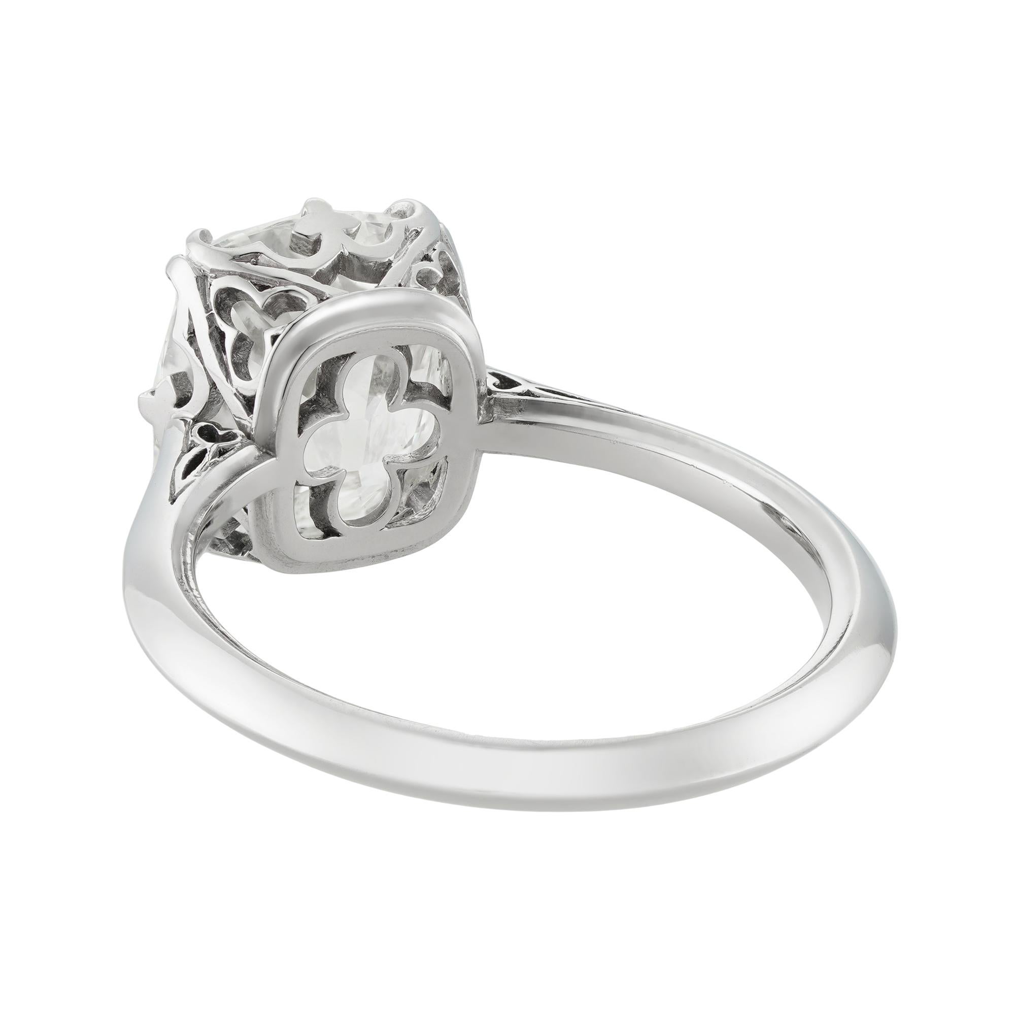 Neogotico Un anello con diamante taglio vecchia miniera da 3,90 carati in vendita