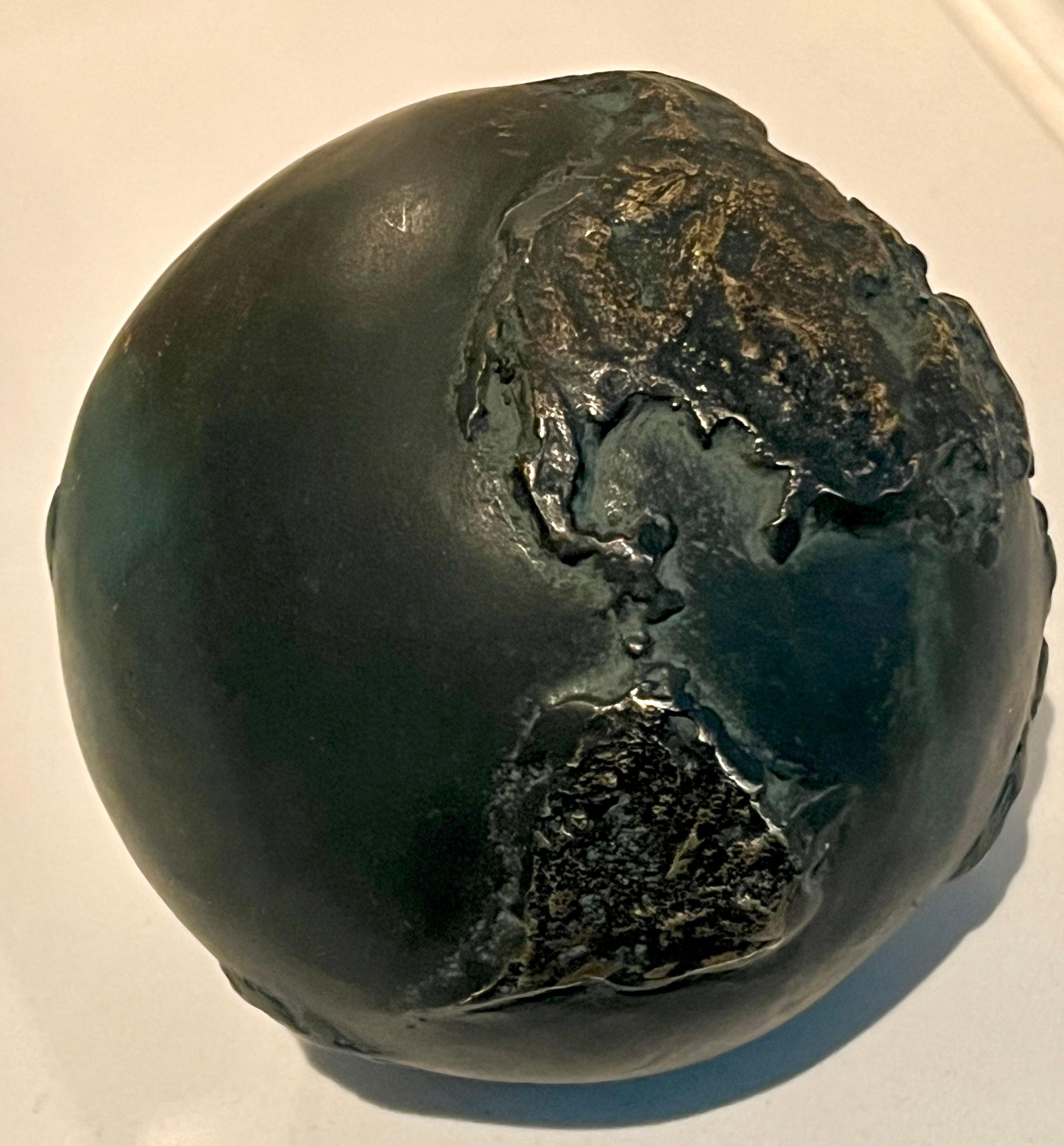 Ein Briefbeschwerer aus Bronze mit erhabenen Teilen, die die Welt / den Globus darstellen.

Ein sehr schweres Stück Bronze und perfekt geeignet für einen Beistelltisch, einen Schreibtisch oder einen Arbeitsplatz.

Ein schönes Stück Handwerkskunst