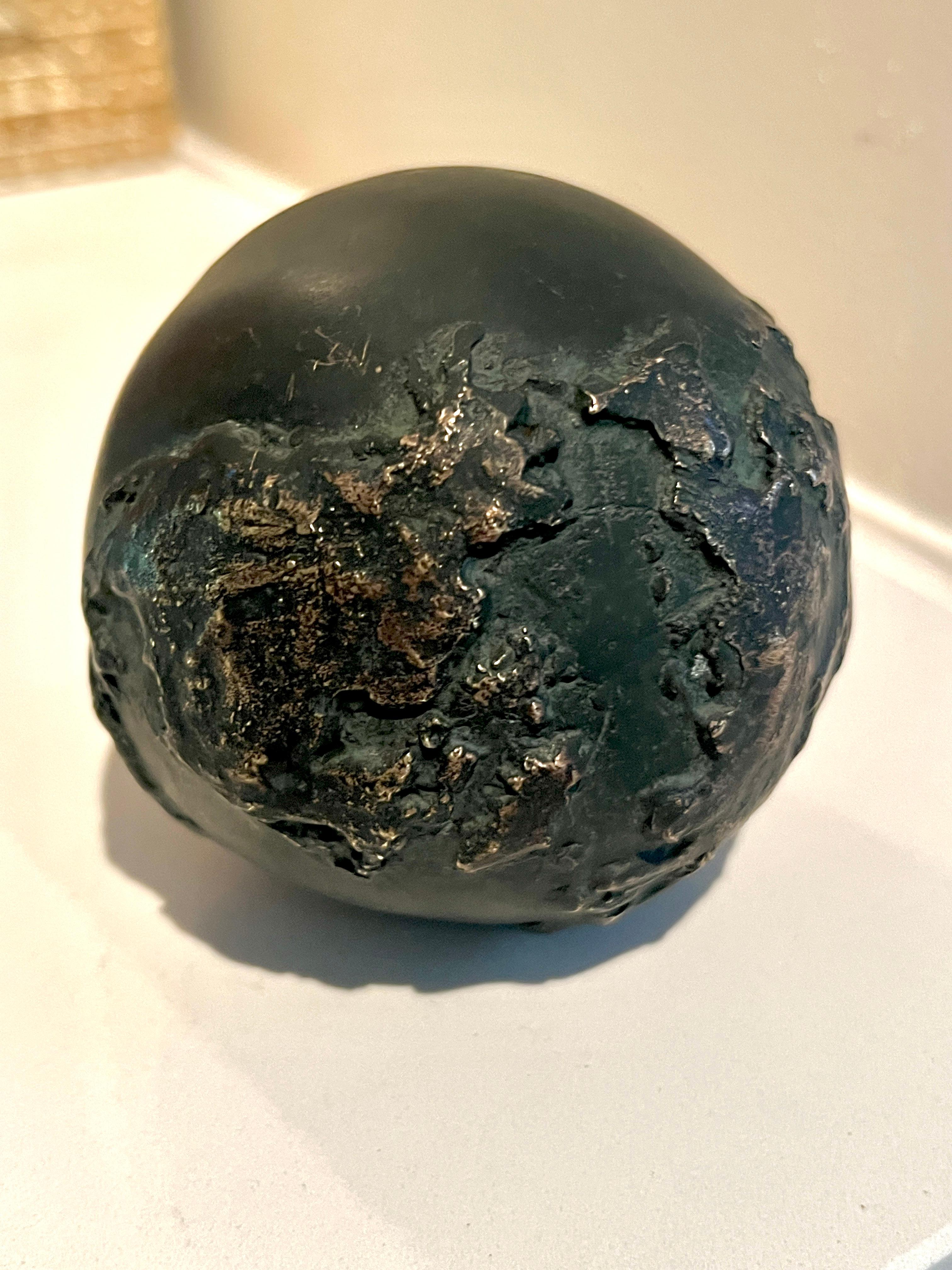 Ein 4 Zoll massiver Bronze-Globus  Welt Briefbeschwerer im Zustand „Gut“ im Angebot in Los Angeles, CA