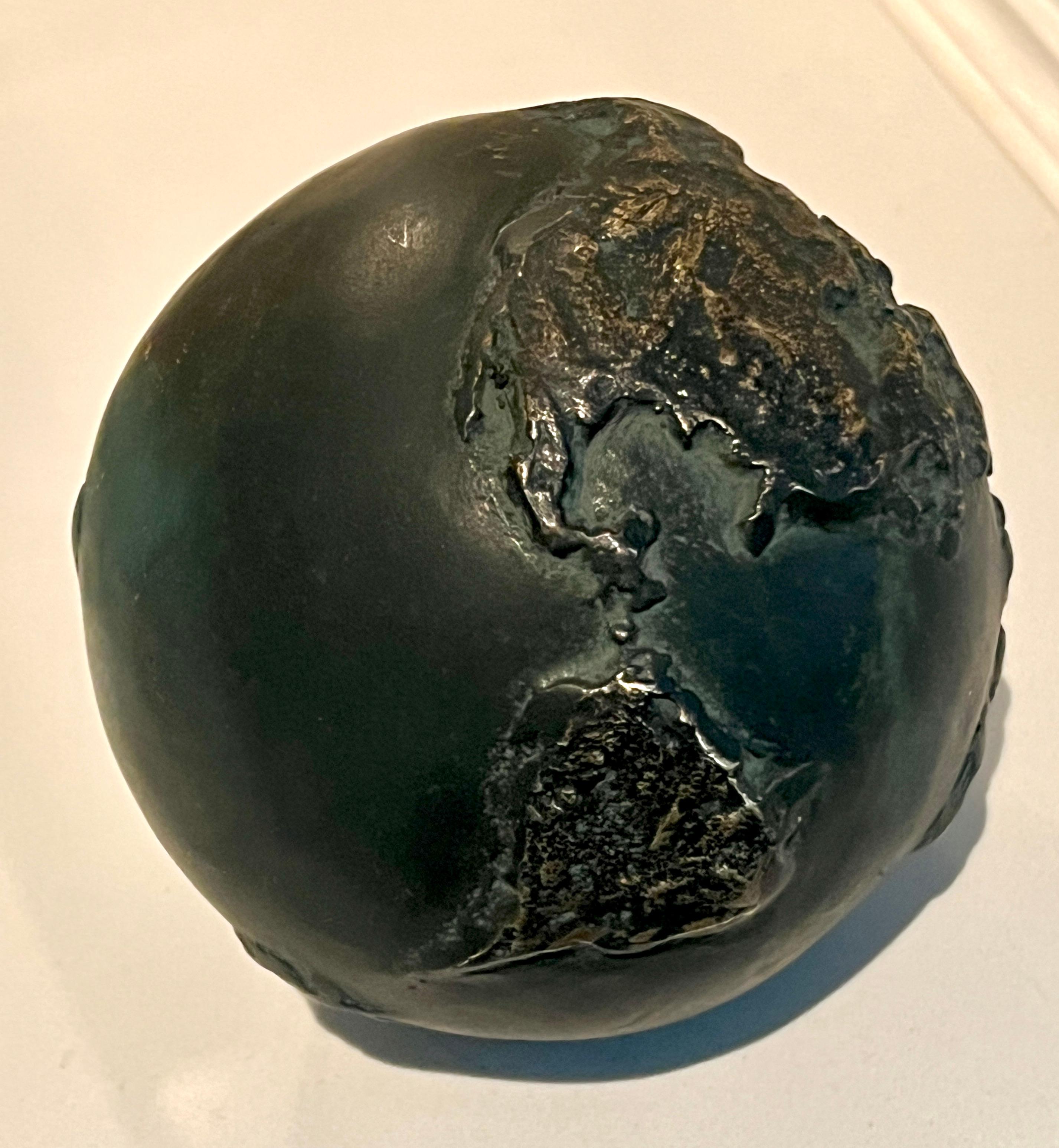 Ein 4 Zoll massiver Bronze-Globus  Welt Briefbeschwerer (20. Jahrhundert) im Angebot