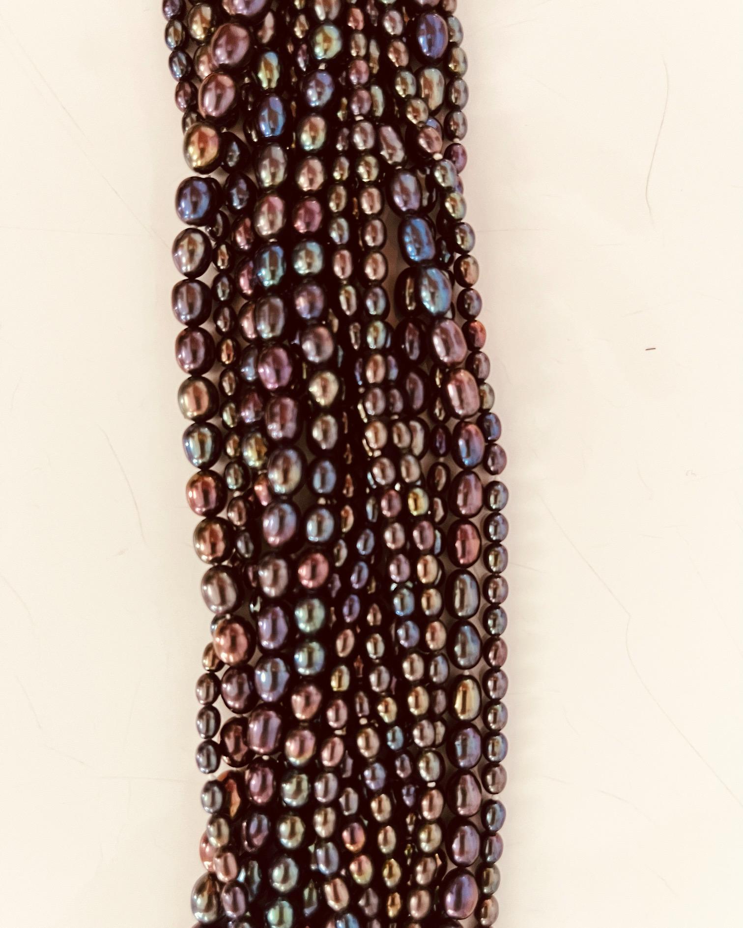 Collier de perles de culture noires teintes à plusieurs rangs avec fermetures en or 18 carats en vente 4