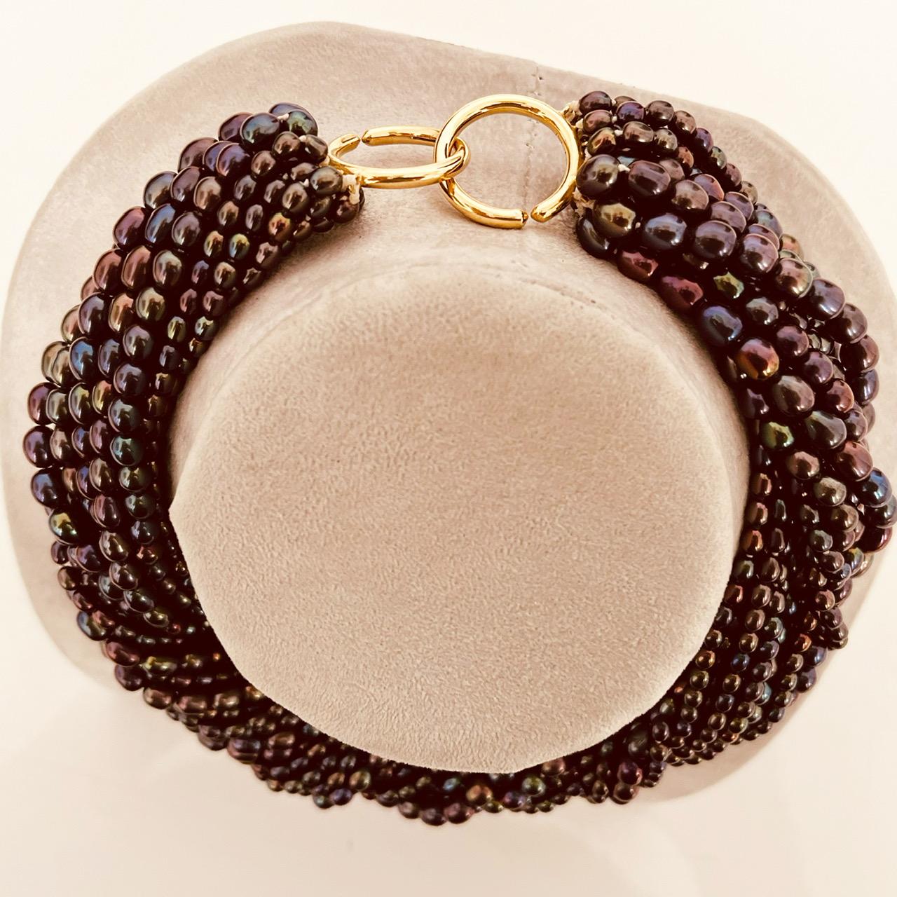 Collier de perles de culture noires teintes à plusieurs rangs avec fermetures en or 18 carats Excellent état - En vente à London, GB