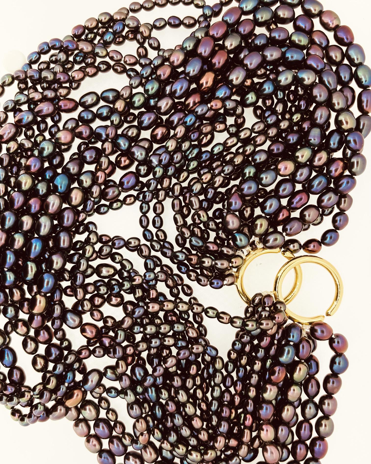Collier de perles de culture noires teintes à plusieurs rangs avec fermetures en or 18 carats en vente 1