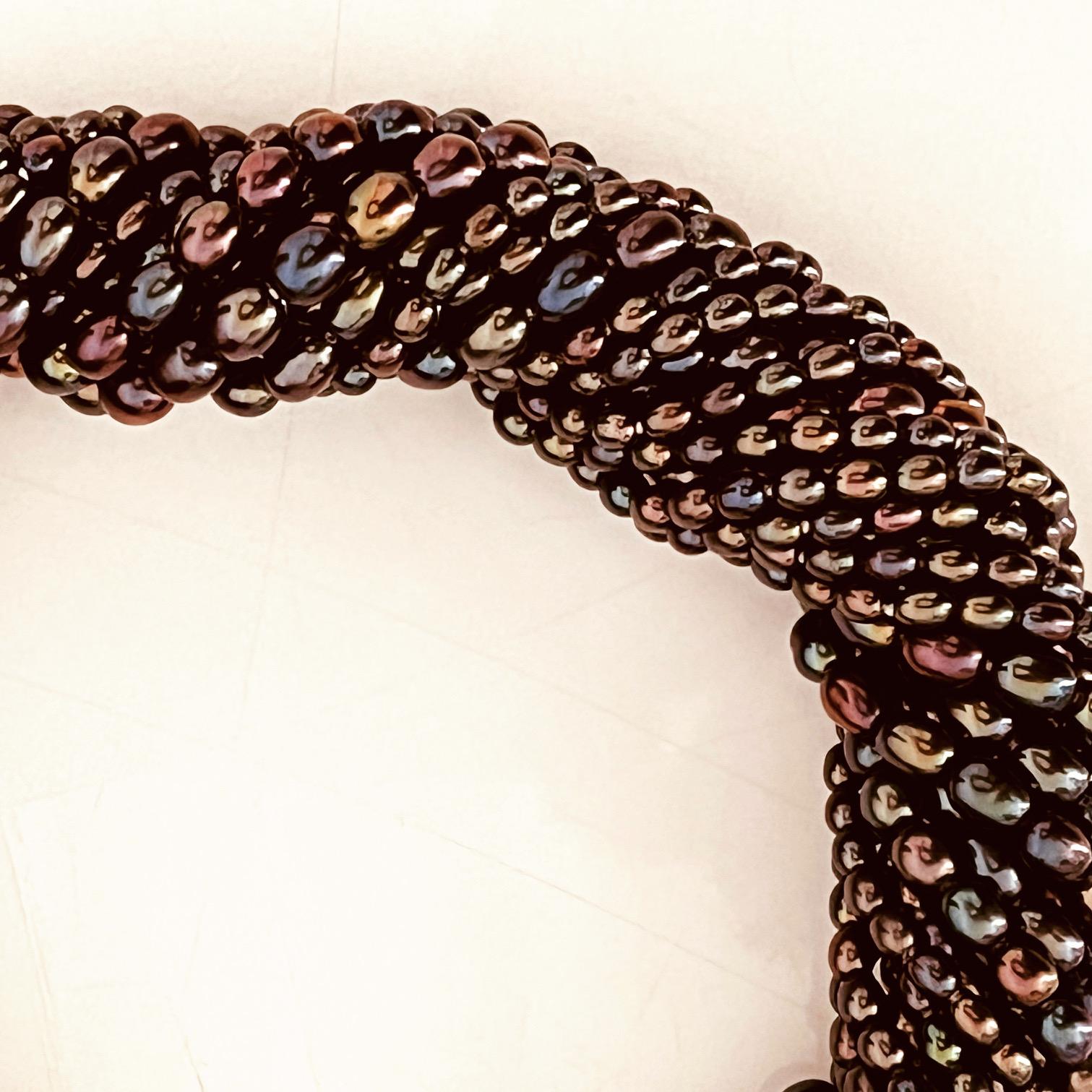 Mehrreihige gefärbte schwarze Zuchtperlenkette mit 18 Karat Goldbeschlägen im Angebot 3