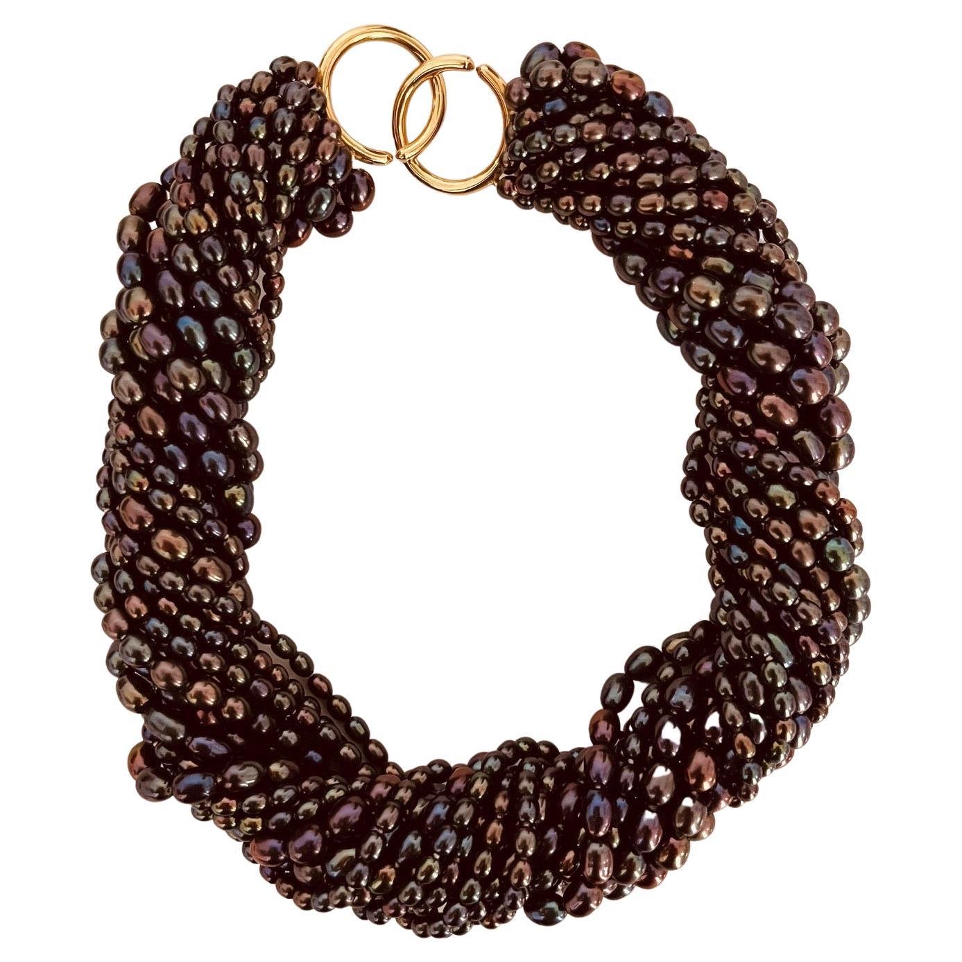 Taille ovale Collier de perles de culture noires teintes à plusieurs rangs avec fermetures en or 18 carats en vente