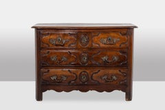 A 5-drawer Parisian chest of drawers, made of solid walnut, from the Louis XIV