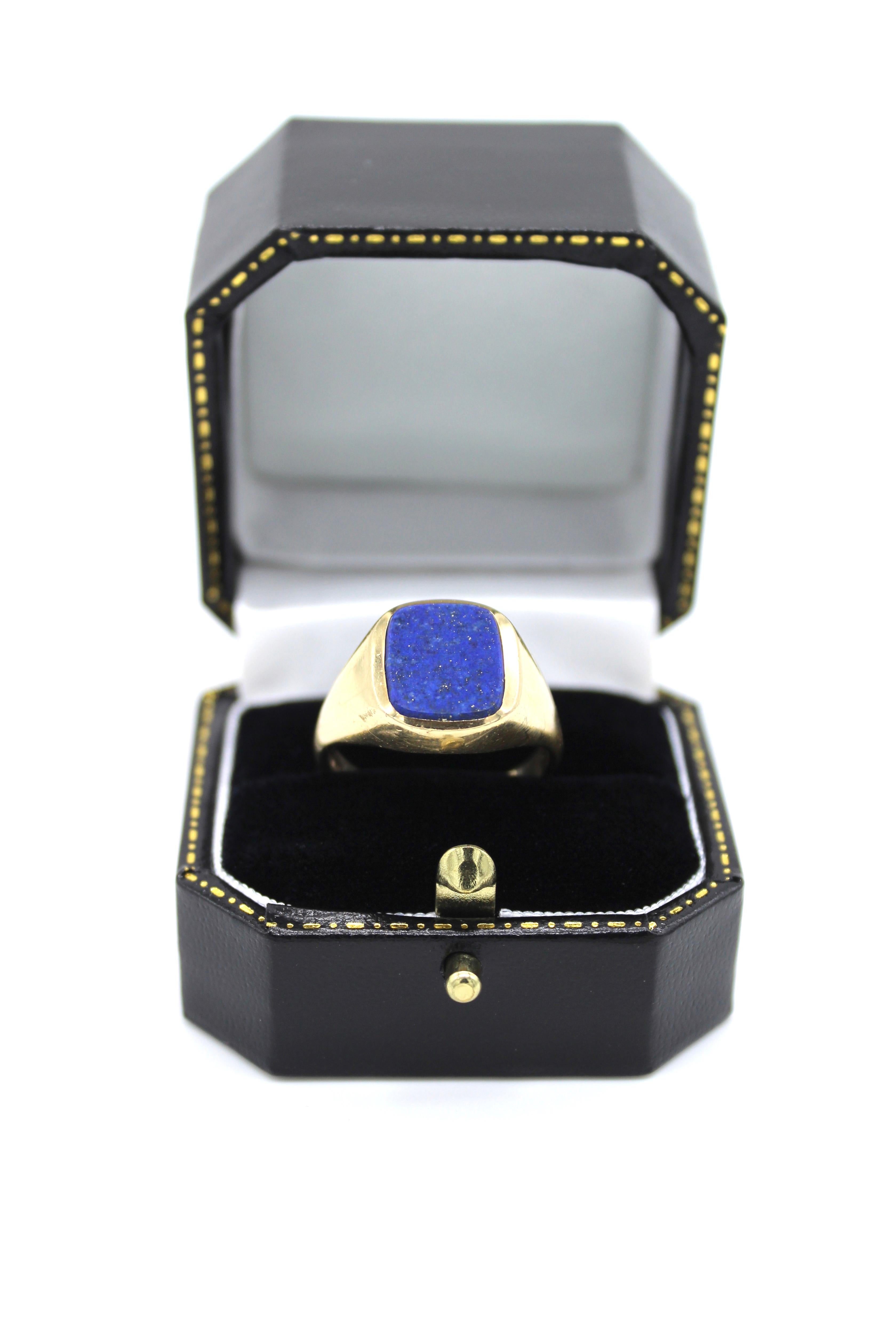 Modern 9 Karat Yellow Gold and Lapiis Lasuli Square Faced Gentleman's Signet Ring