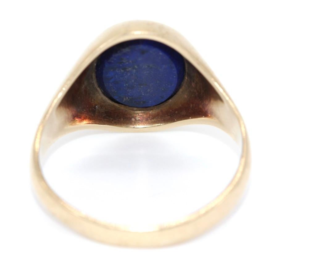 9 Kt Yellow Gold and Lapis Lazuli Oval Faced Gentleman's Signet Ring In Good Condition In Windsor Forest, Berkshire