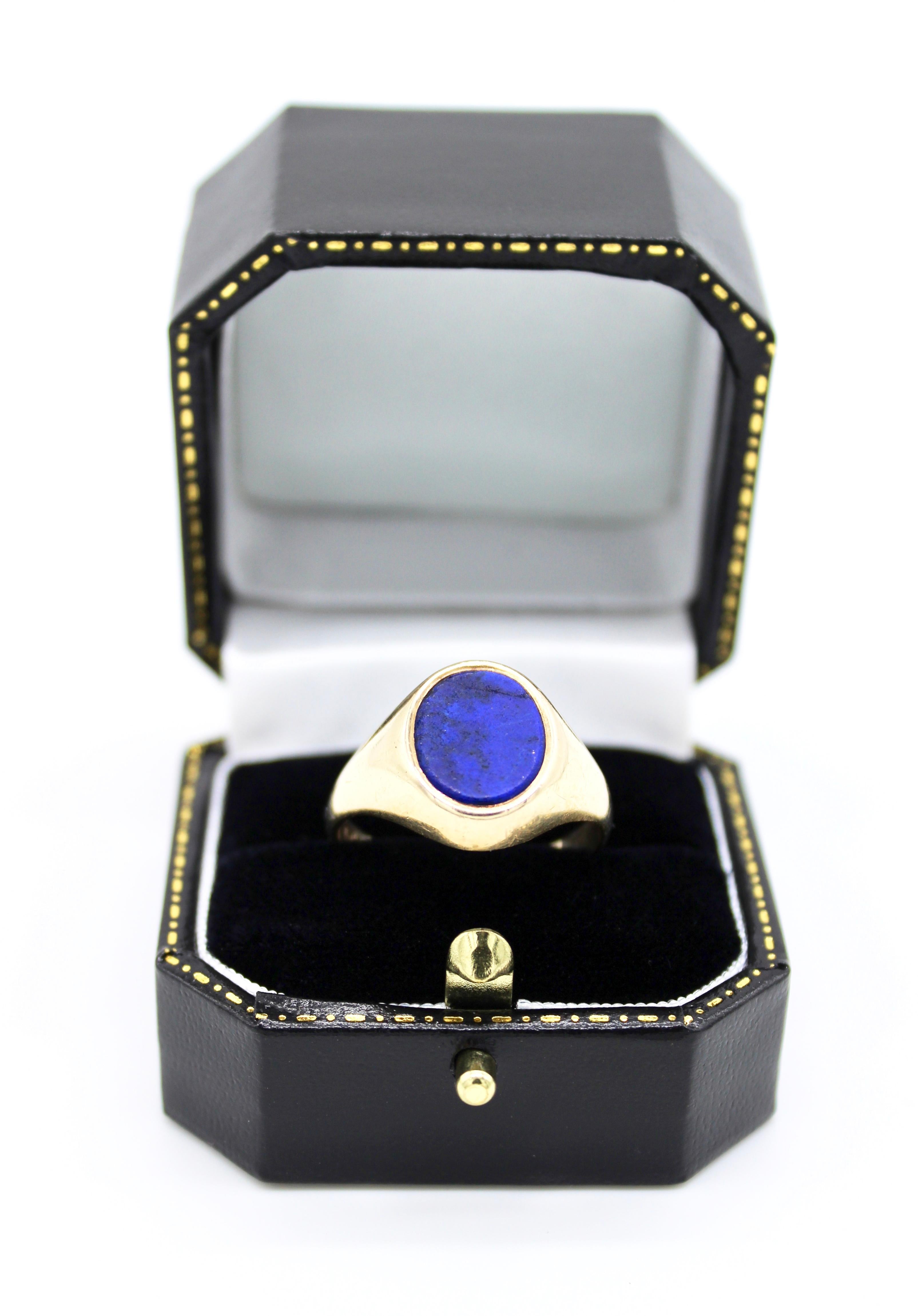 Men's 9 Kt Yellow Gold and Lapis Lazuli Oval Faced Gentleman's Signet Ring