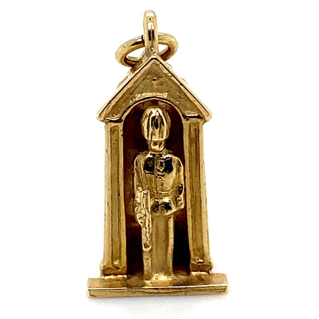 Ein Charme der Königinnengarde aus 9 Karat Gelbgold. 

Von unserer Werkstatt in limitierter Auflage hergestellt, um die Krönung von König Karl III. und alles Britische zu feiern!

Dieser Charme ist realistisch modelliert in 9 Karat Gelbgold als