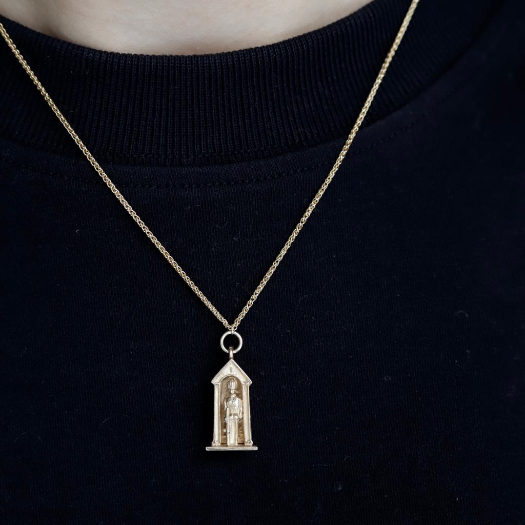 Queen's Guard Charm aus 9 Karat Gelbgold im Zustand „Neu“ in London, GB