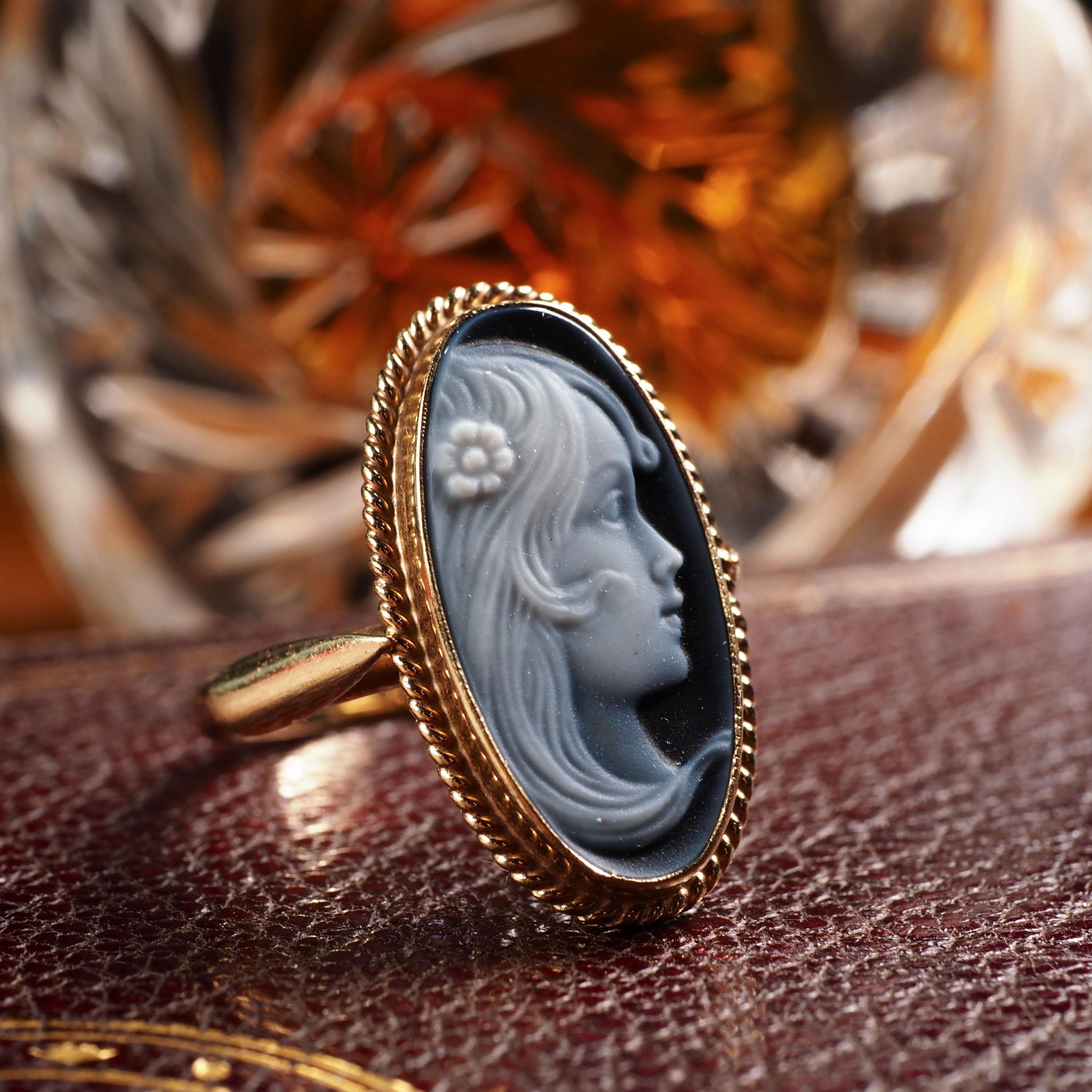 9 Carat Gold Agate Cameo Ring with Beautiful Figural Maiden Head In Good Condition In London, GB