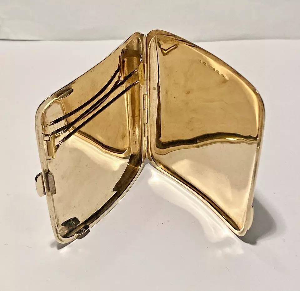 This exquisite cigarette case is a true masterpiece of design, with a stunning engine-turned pattern that is sure to impress. Crafted by the renowned Birmingham goldsmith Turner & Simpson B/Ham, this piece is made from high-quality 9ct gold and is