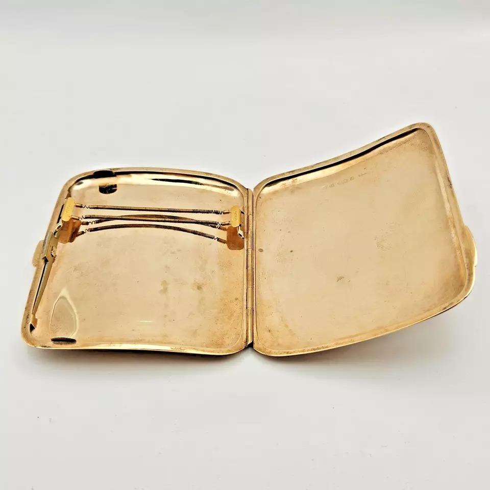 A 9ct Gold Engine Turned Cigarette Case by Turner & Simpson B/Ham In Excellent Condition In London, GB
