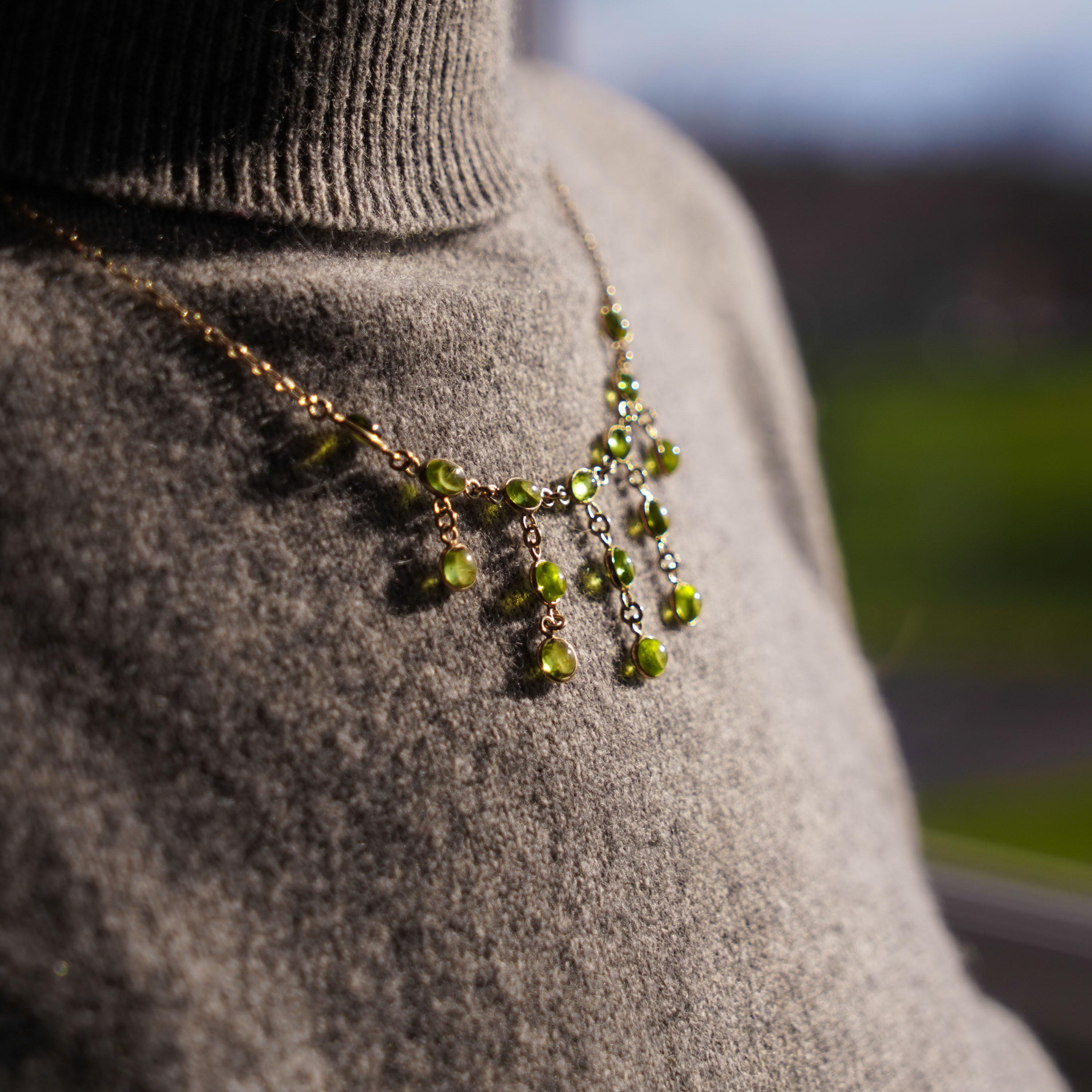9 Carat Gold Peridot Cabochon Cascade Drop Necklace In Good Condition For Sale In London, GB