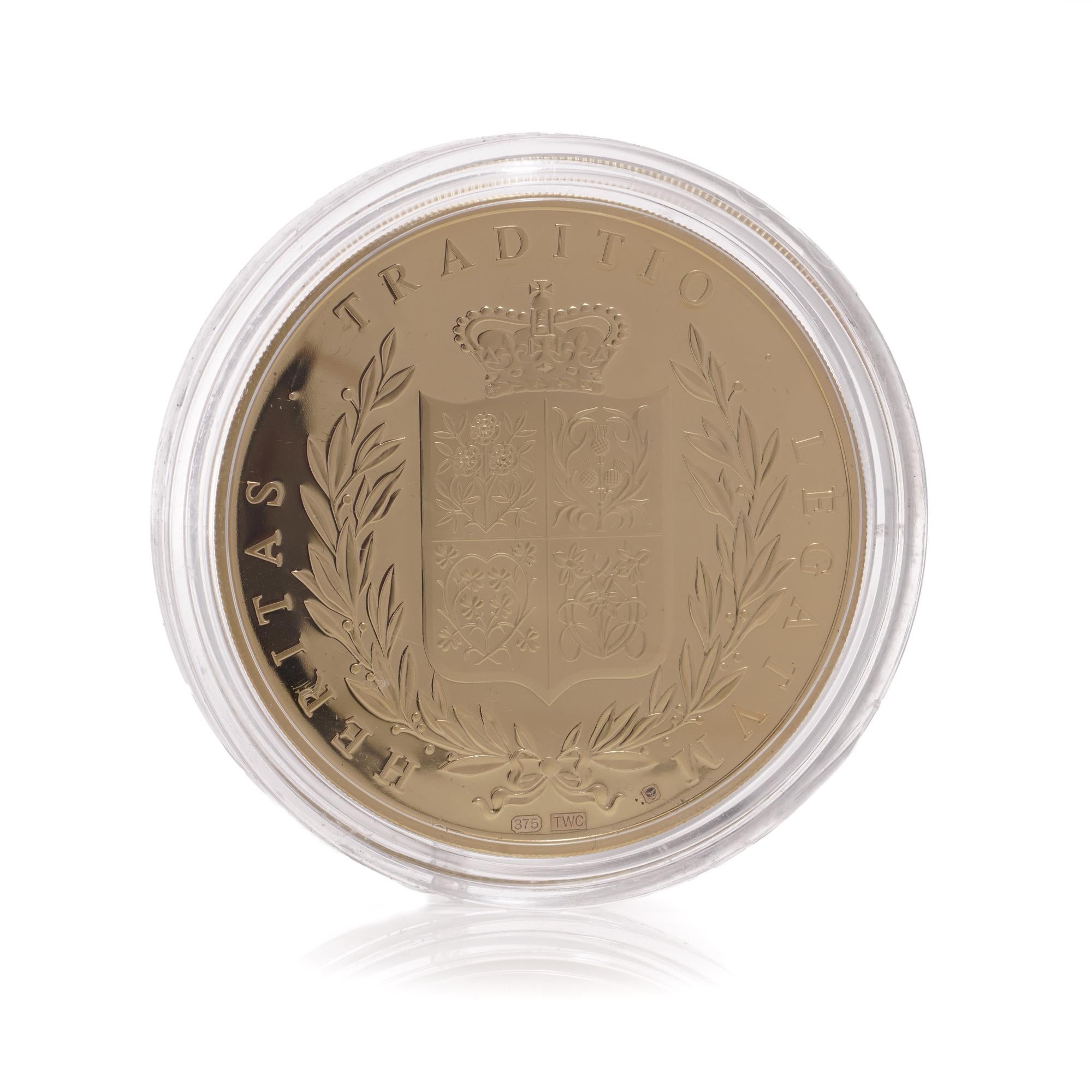 A 9ct gold proof coin, commemorating the First World War centenary For Sale 2