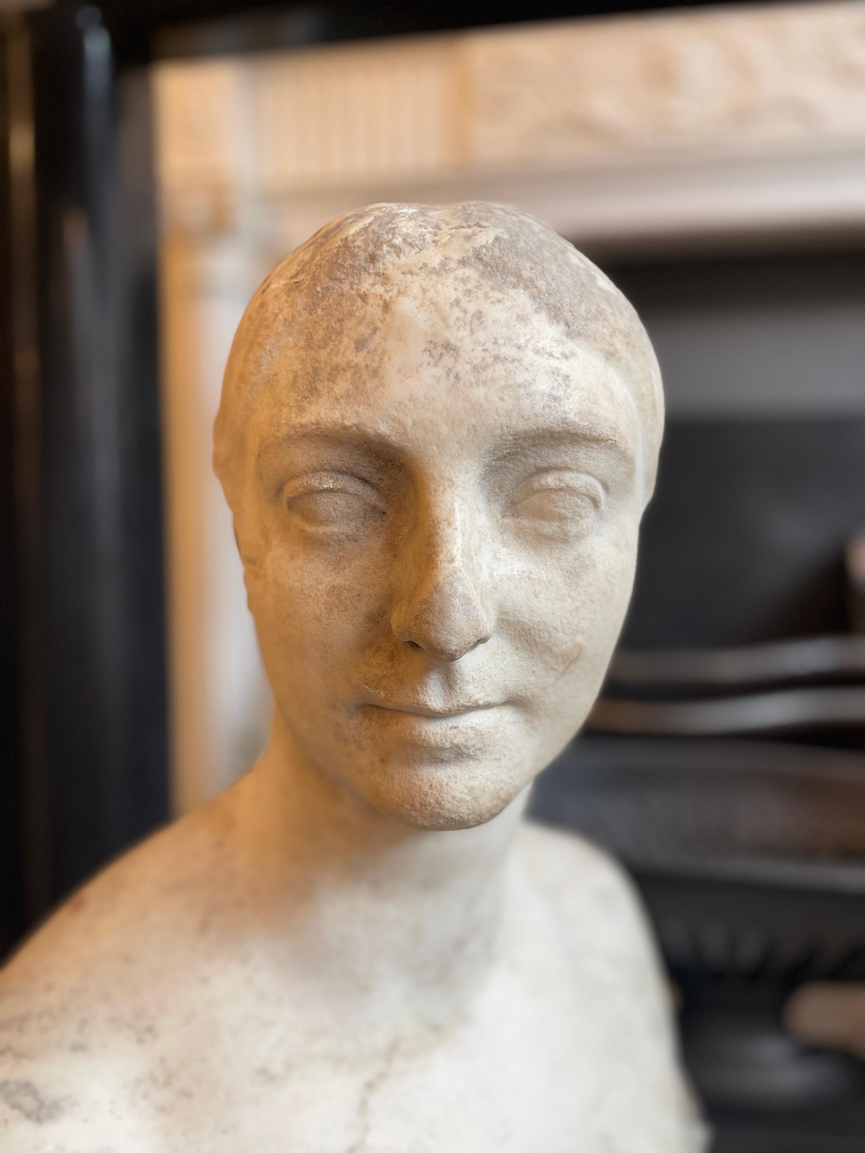 Klassische statuarische Marmorbüste einer Frau aus dem 19.  (Neoklassisch) im Angebot