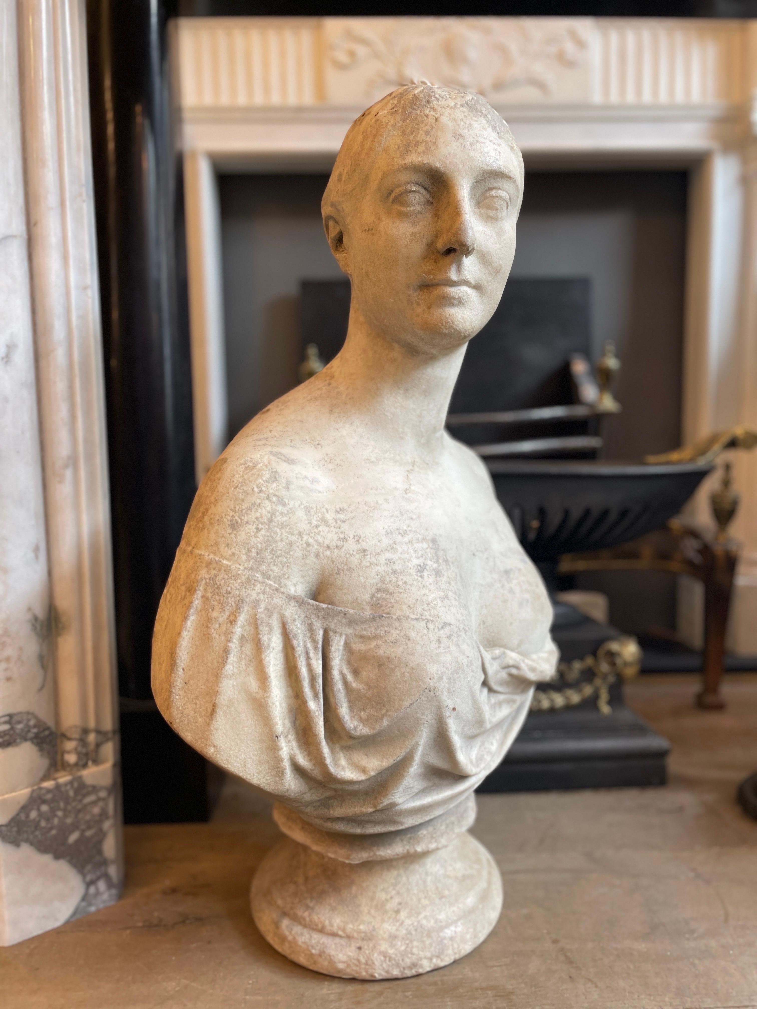 Klassische statuarische Marmorbüste einer Frau aus dem 19.  (Handgeschnitzt) im Angebot