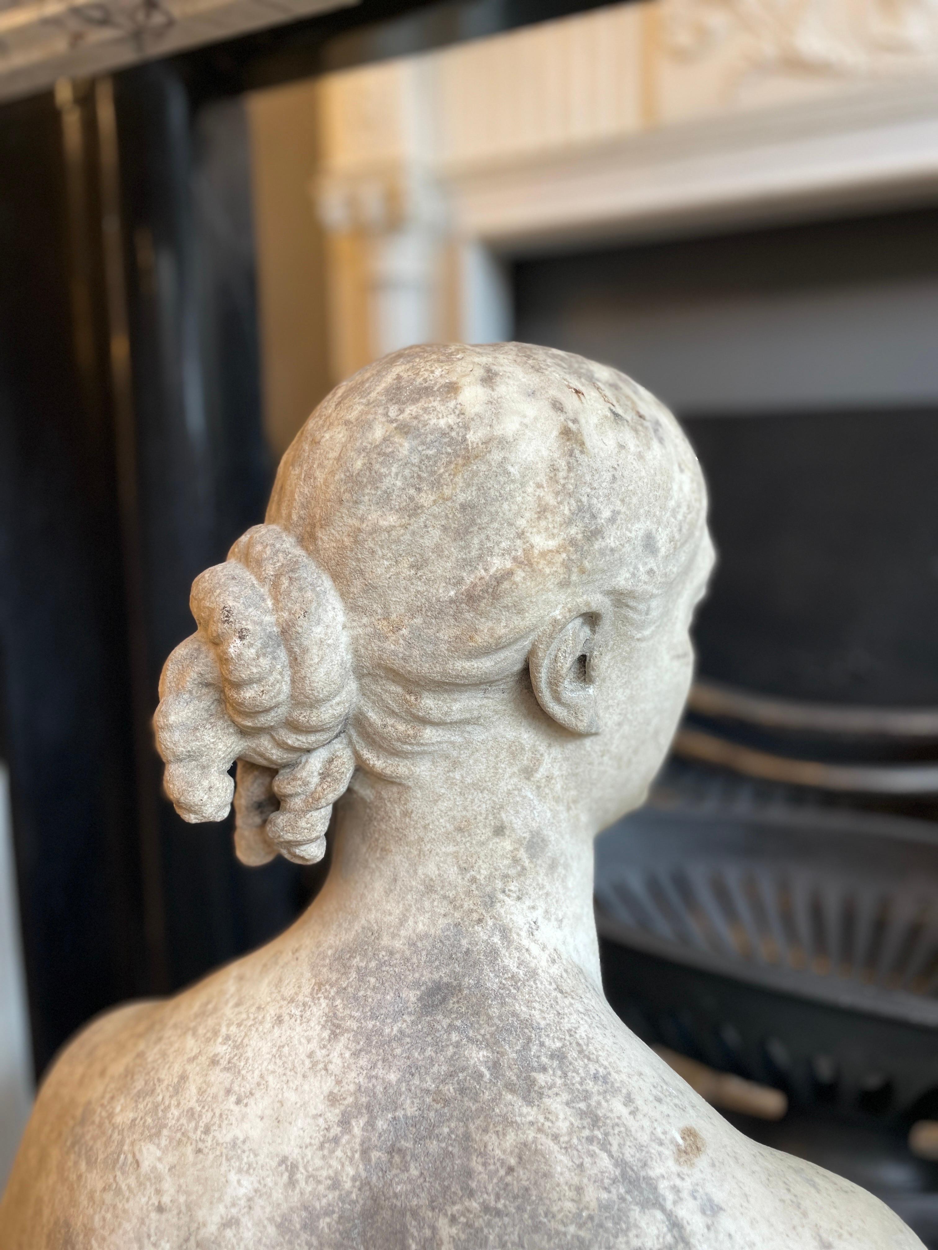 XIXe siècle Buste de femme en marbre statuaire classique du 19e siècle  en vente