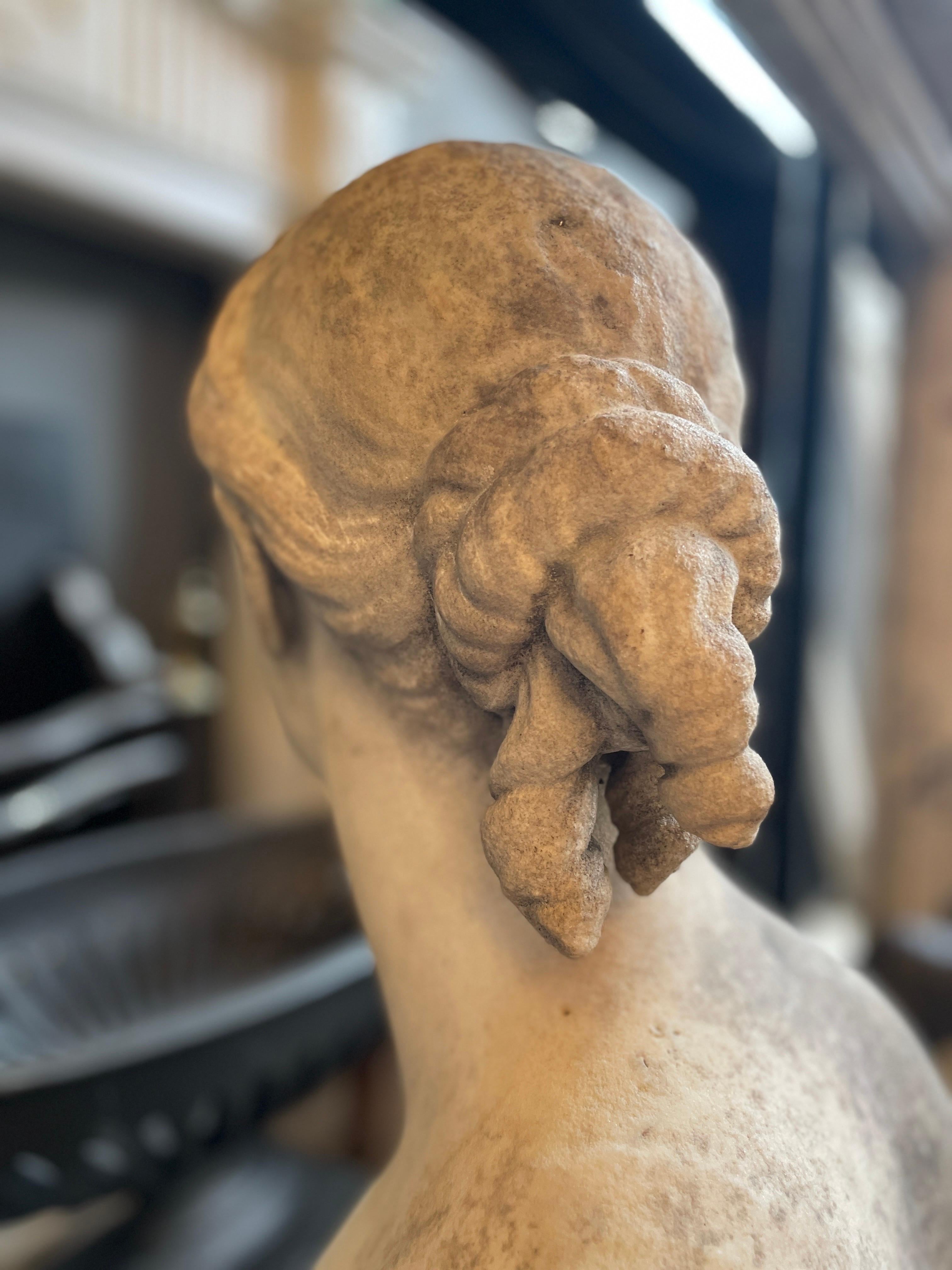 Klassische statuarische Marmorbüste einer Frau aus dem 19.  (Bildhauermarmor) im Angebot