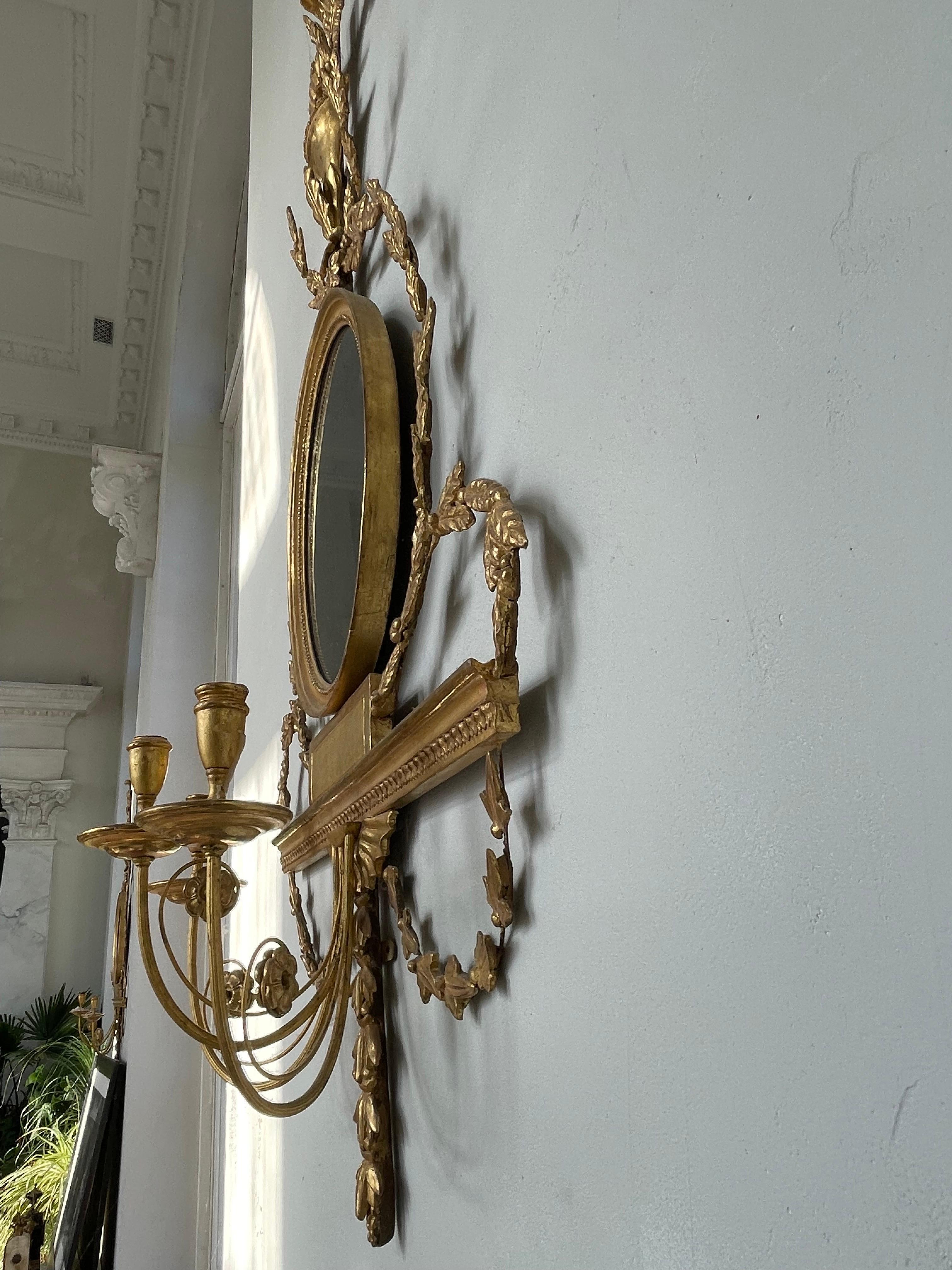 Paire d'appliques murales à miroir doré Girandole sculptées à la main de style Adams  en vente 4