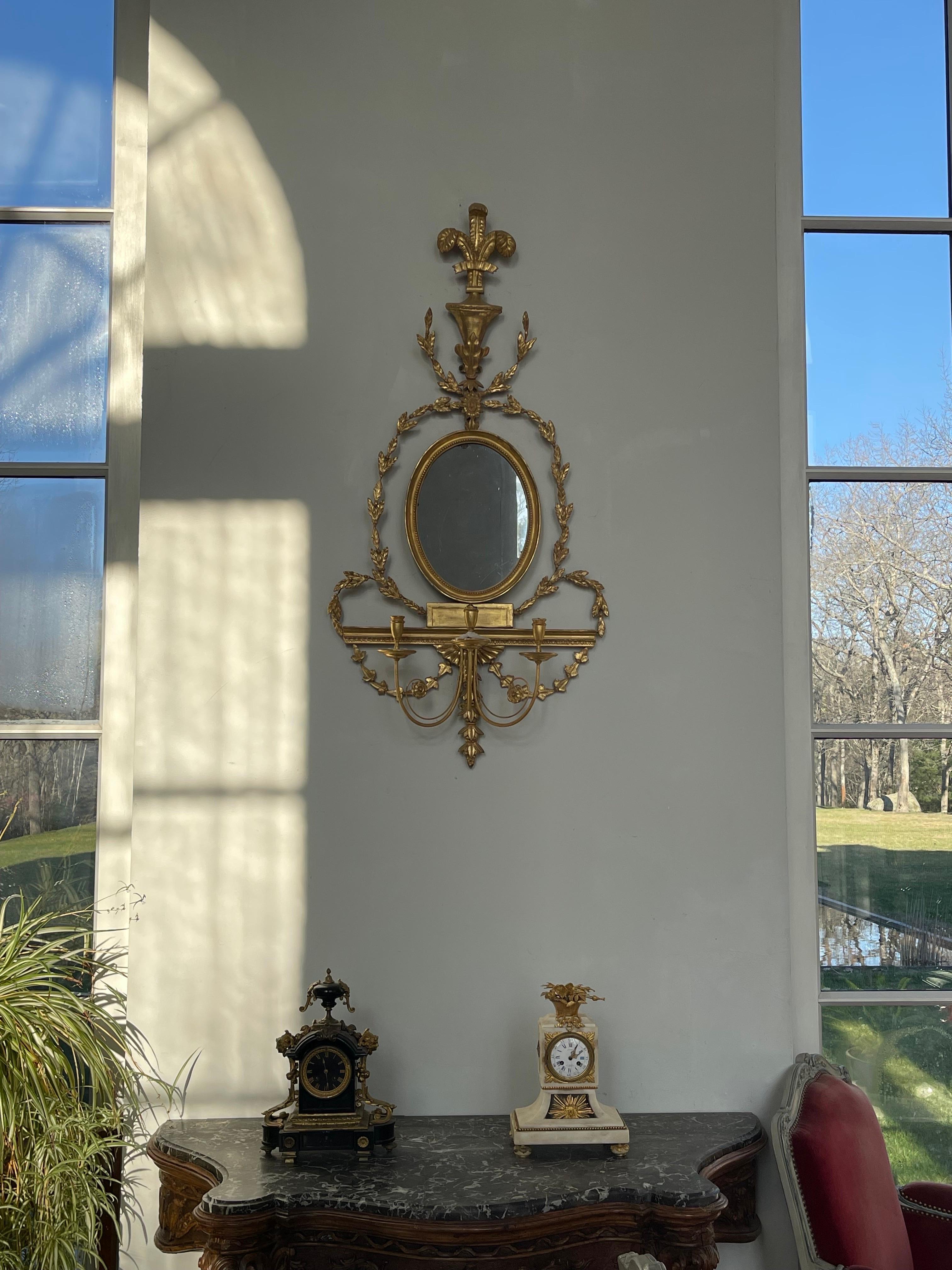 Anglais Paire d'appliques murales à miroir doré Girandole sculptées à la main de style Adams  en vente