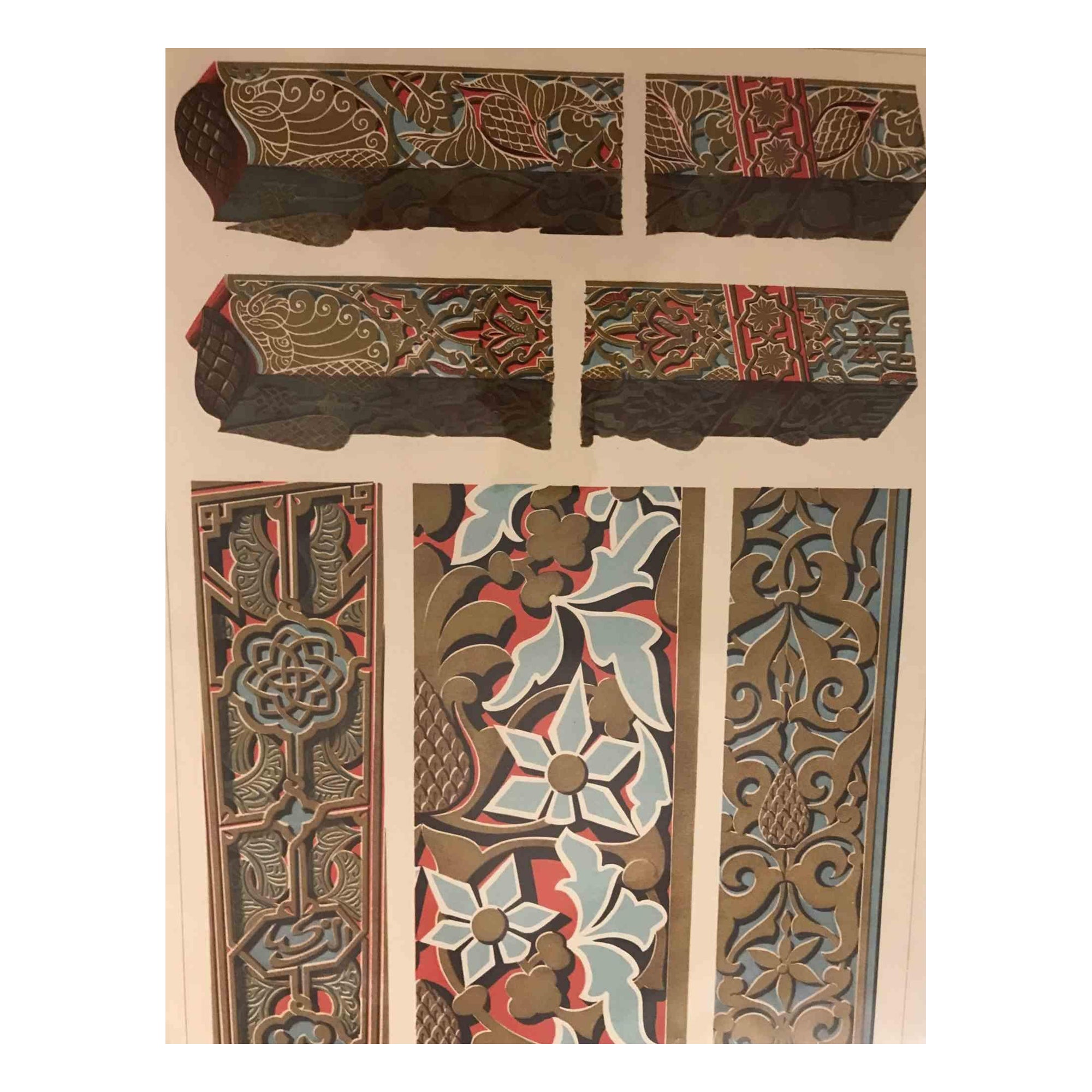 Motivi decorativi - Stile arabo è una stampa su carta color avorio realizzata da  A. Alessio nel  inizio del XX secolo

Cromolitografia d'epoca.

Condizioni molto buone.

L'opera d'arte rappresenta motivi decorativi attraverso dettagli ben definiti
