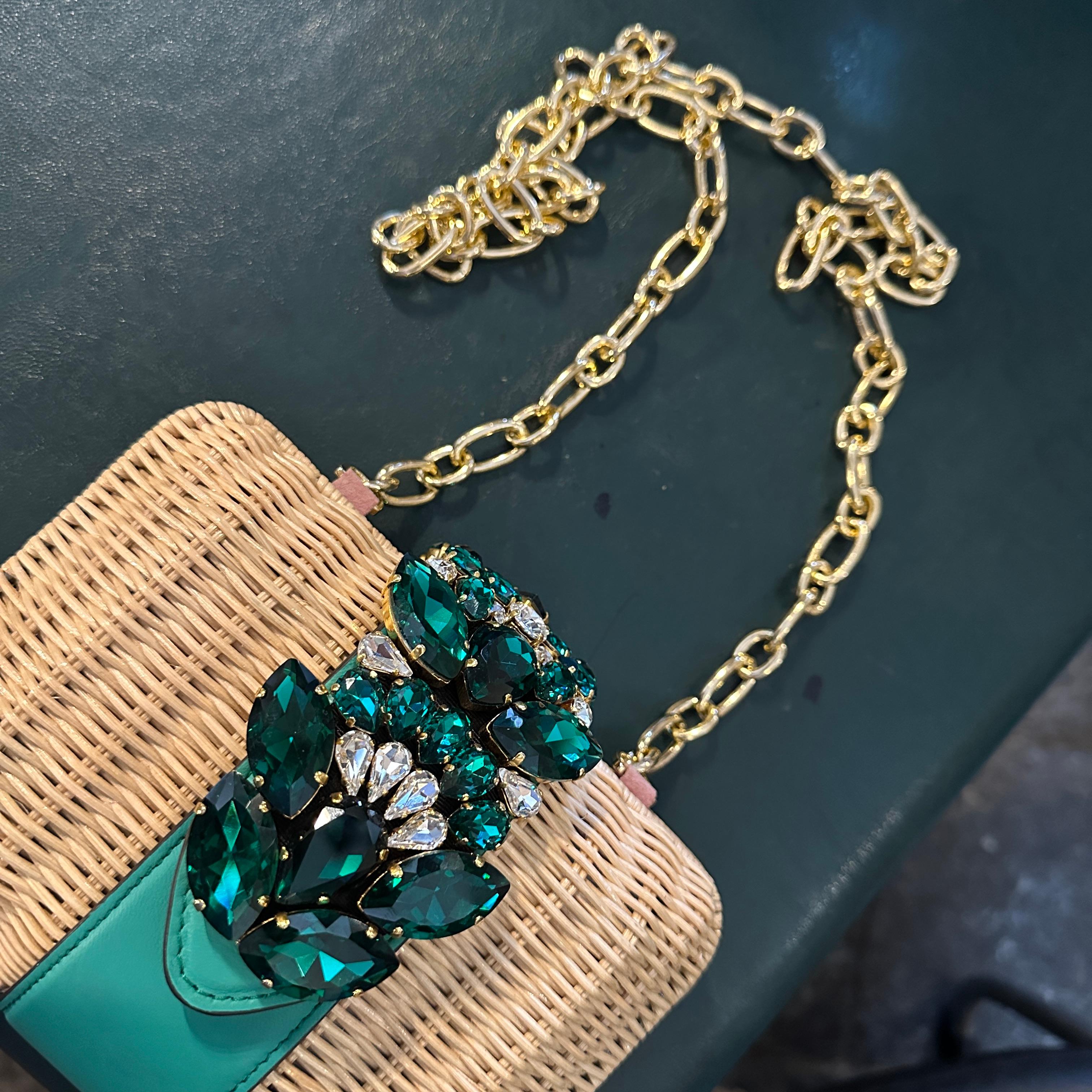 Eine erstaunliche, hochwertige Clutch aus gewebtem Rattan mit grünem Kristall von Gedebe im Angebot 8