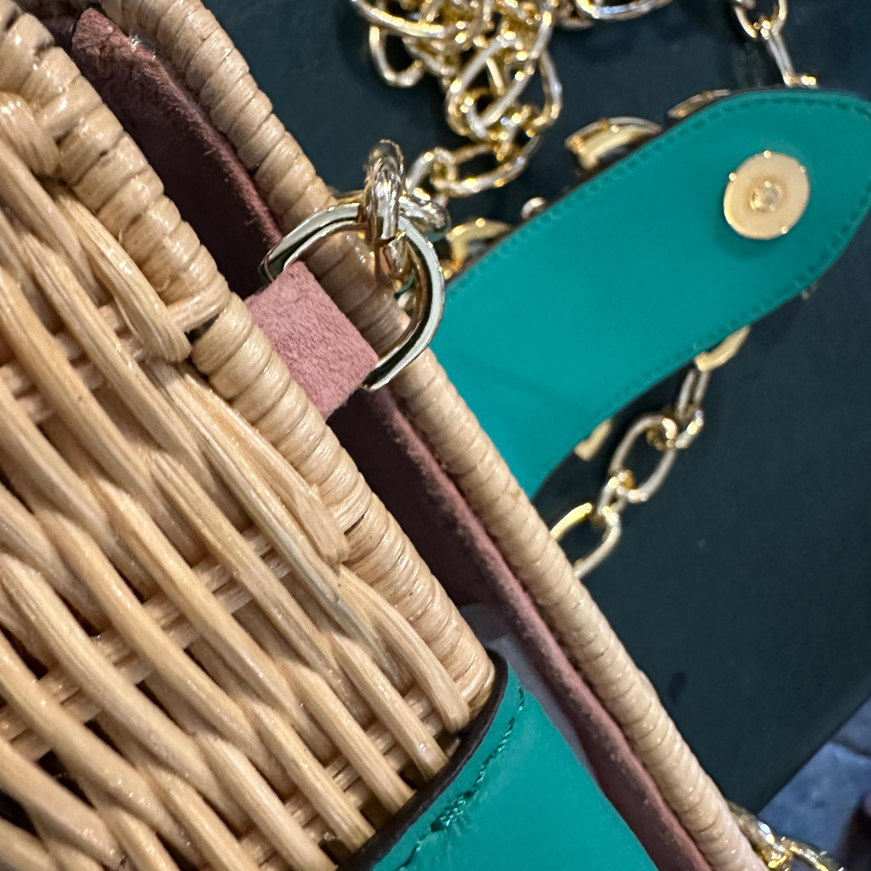 Eine erstaunliche, hochwertige Clutch aus gewebtem Rattan mit grünem Kristall von Gedebe im Angebot 9
